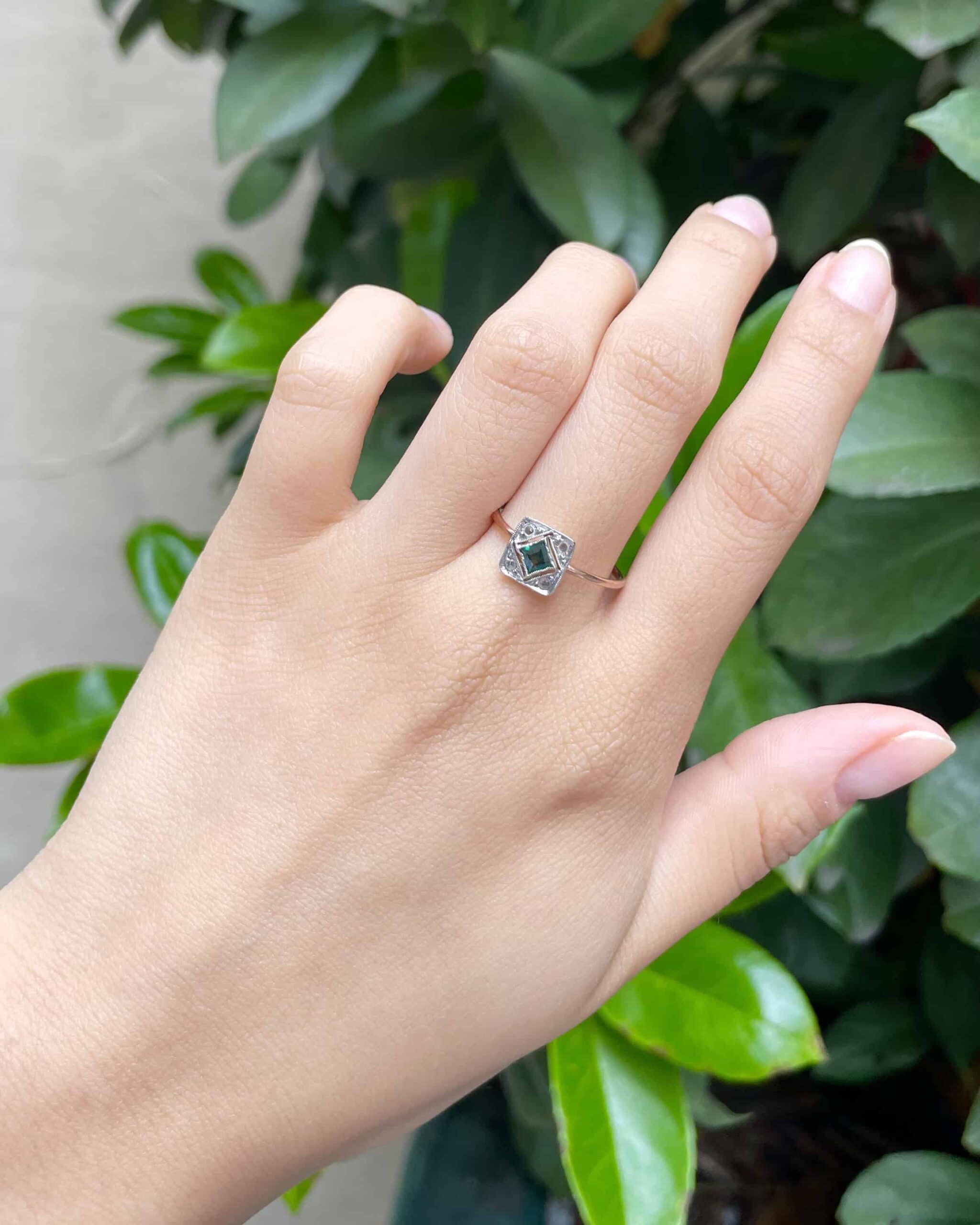 Bague Art-Déco Emeraude &amp; Diamants "Gladys" - Elliade Paris