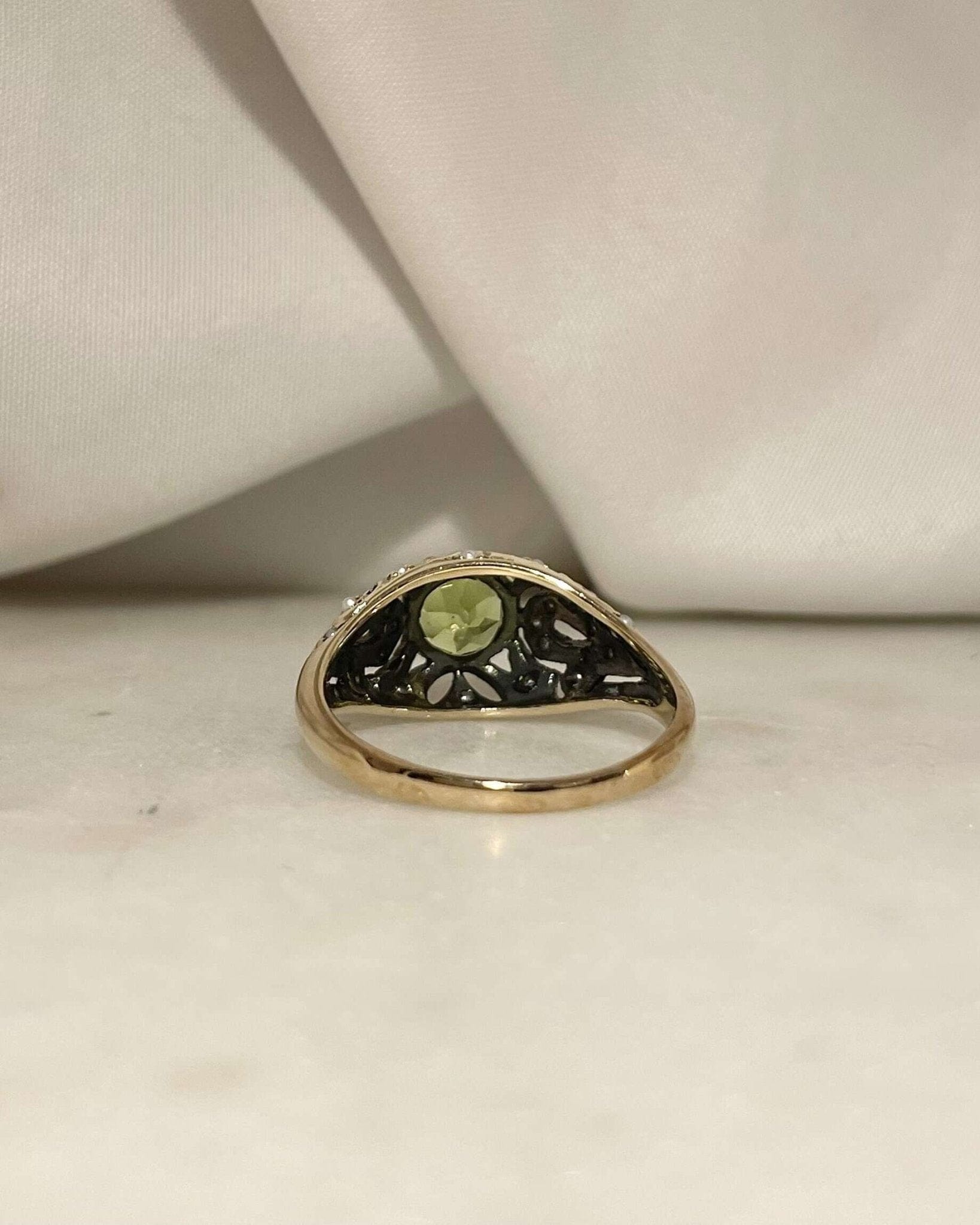 Bague Art Nouveau Péridot 0.85 carat &amp; 26 Perles "Milana" - Elliade Paris
