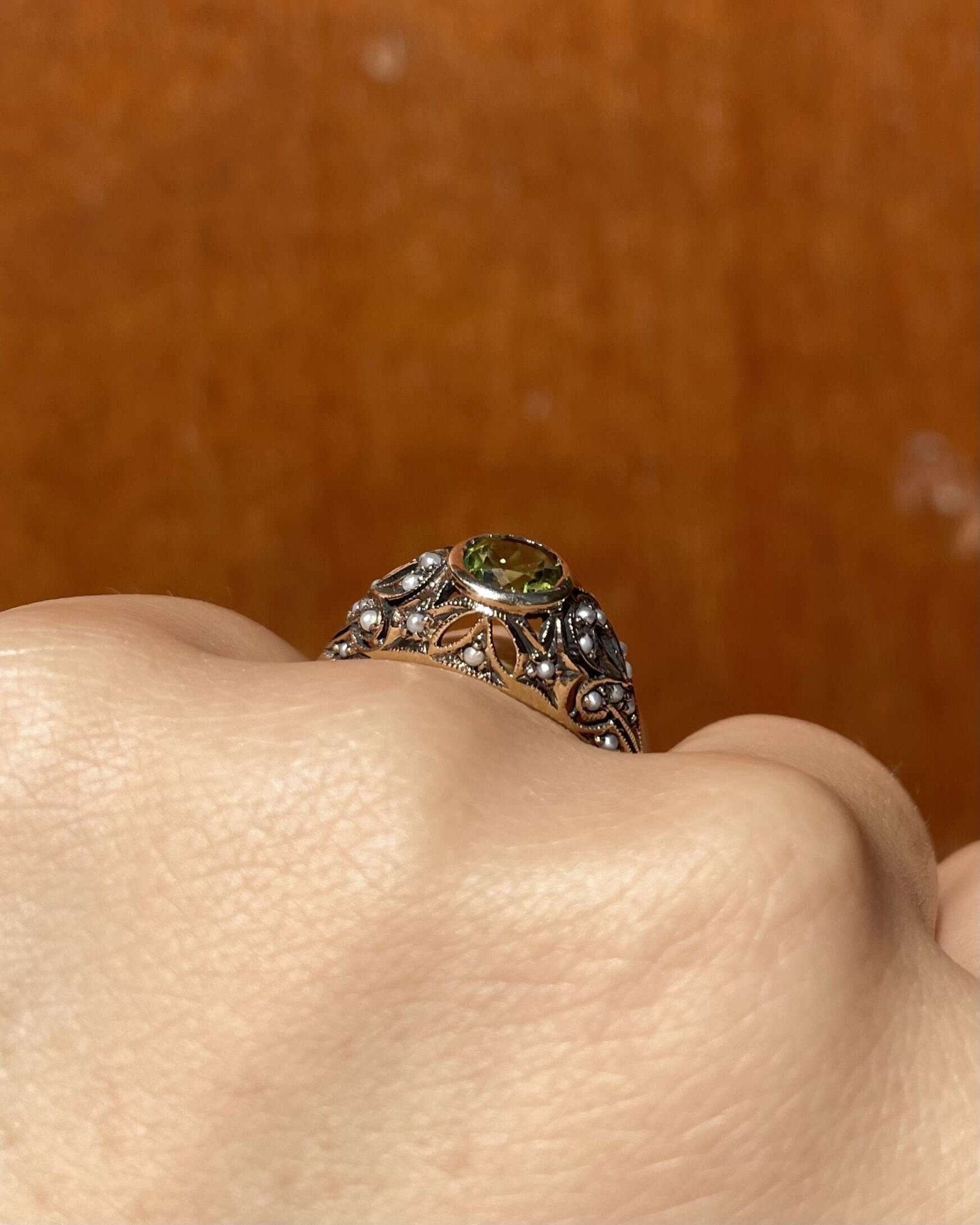 Bague Art Nouveau Péridot 0.85 carat &amp; 26 Perles "Milana" - Elliade Paris