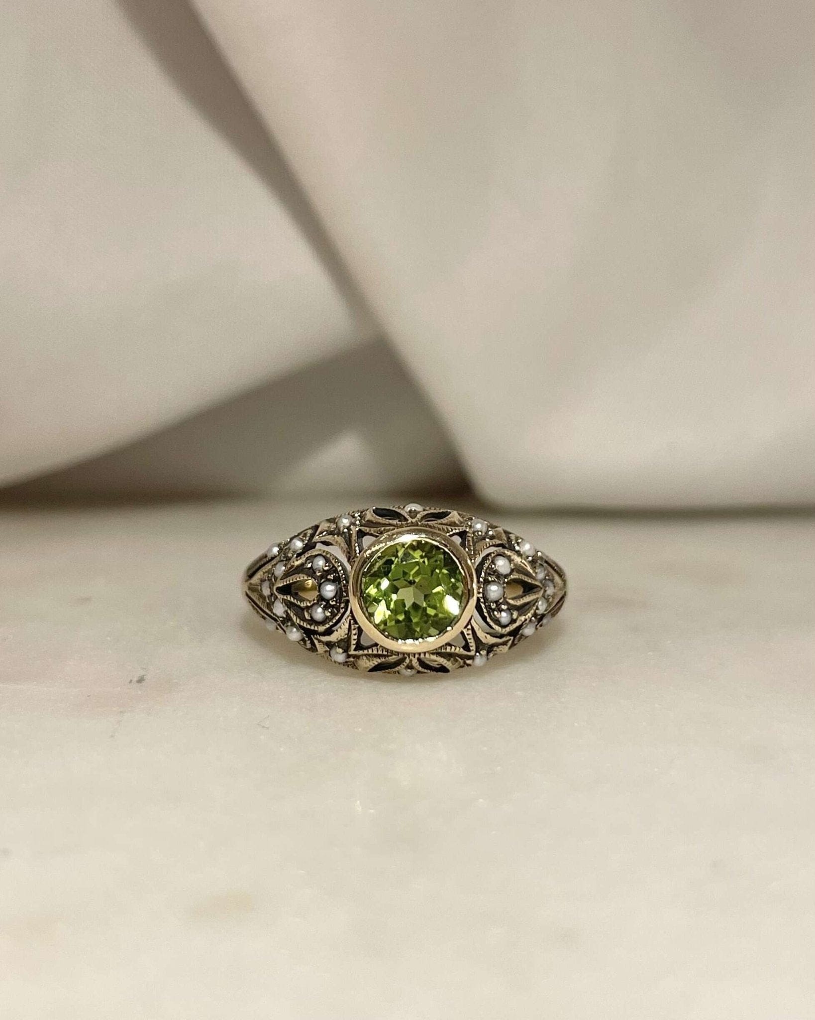 Bague Art Nouveau Péridot 0.85 carat &amp; 26 Perles "Milana" - Elliade Paris
