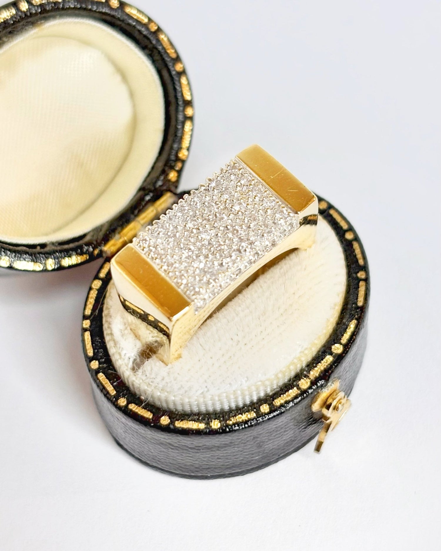 Bague Chevalière Diamants &amp; Or 9.91g "Bélinde" - Elliade Paris