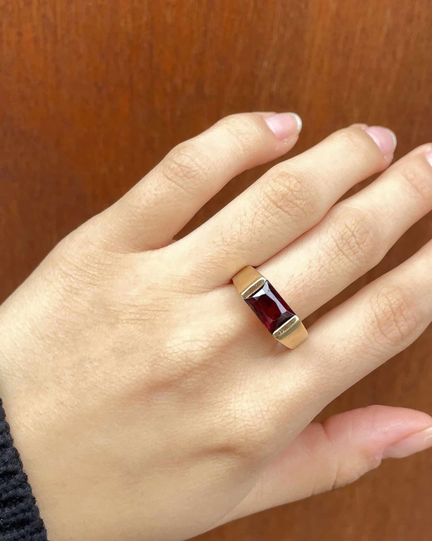 Bague Chevalière Grenat Arche signée Poiray 2.40 carats - Elliade Paris