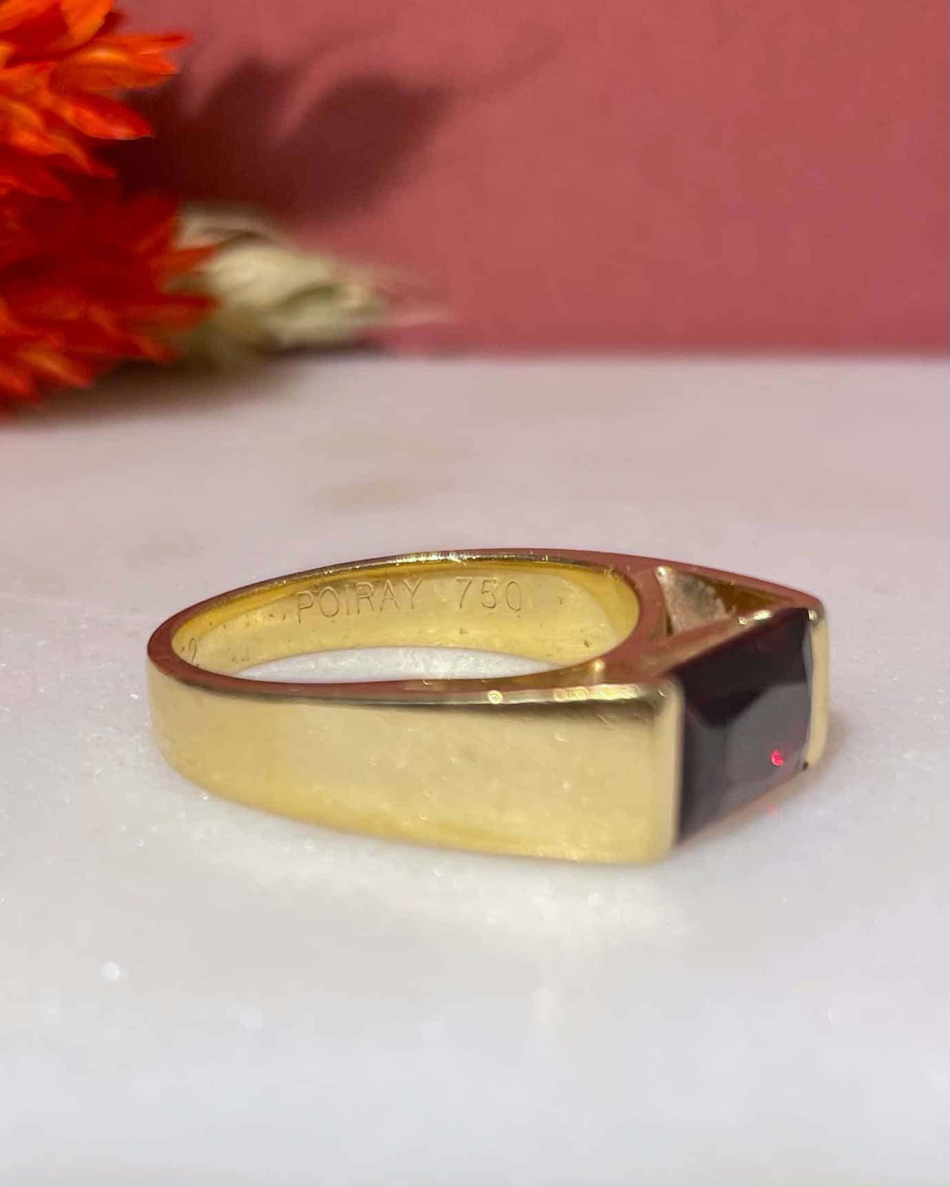 Bague Chevalière Grenat Arche signée Poiray 2.40 carats - Elliade Paris
