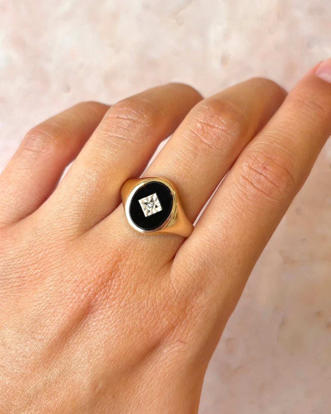 Bague Chevalière Onyx &amp; Diamant "Joe" - Elliade Paris