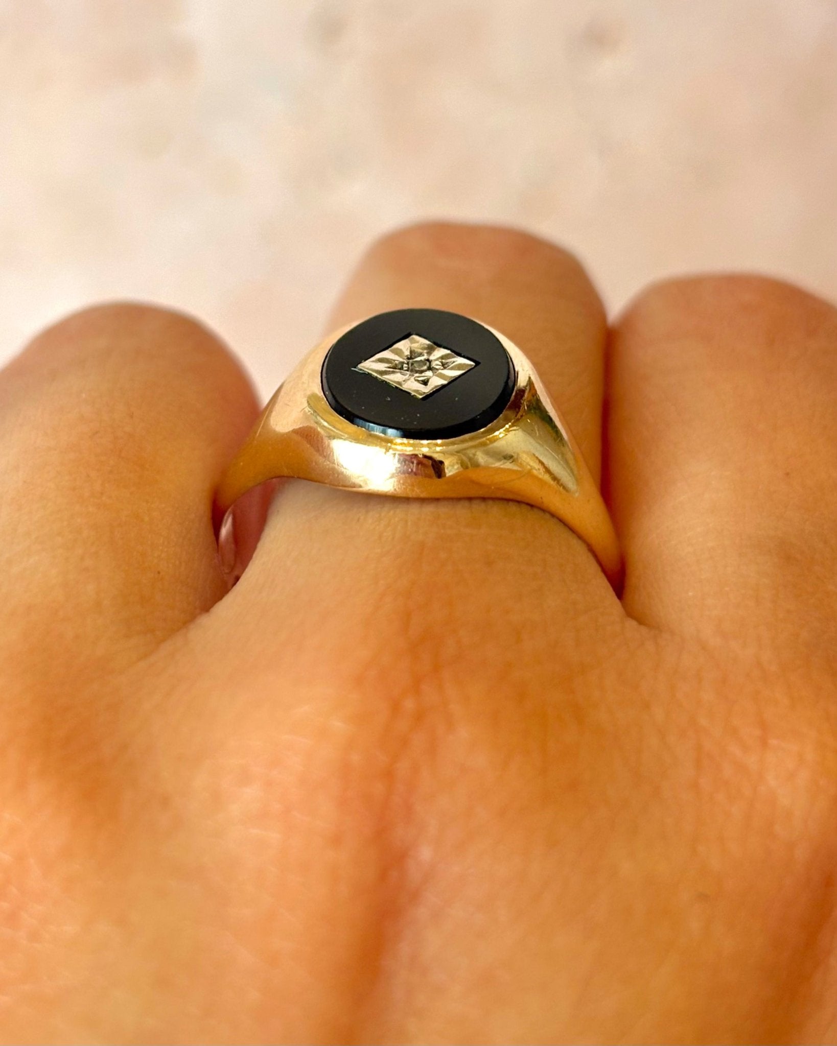 Bague Chevalière Onyx &amp; Diamant "Joe" - Elliade Paris