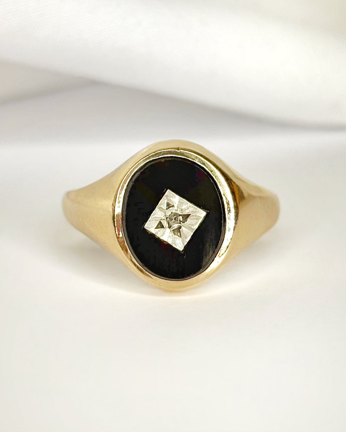 Bague Chevalière Onyx &amp; Diamant "Joe" - Elliade Paris