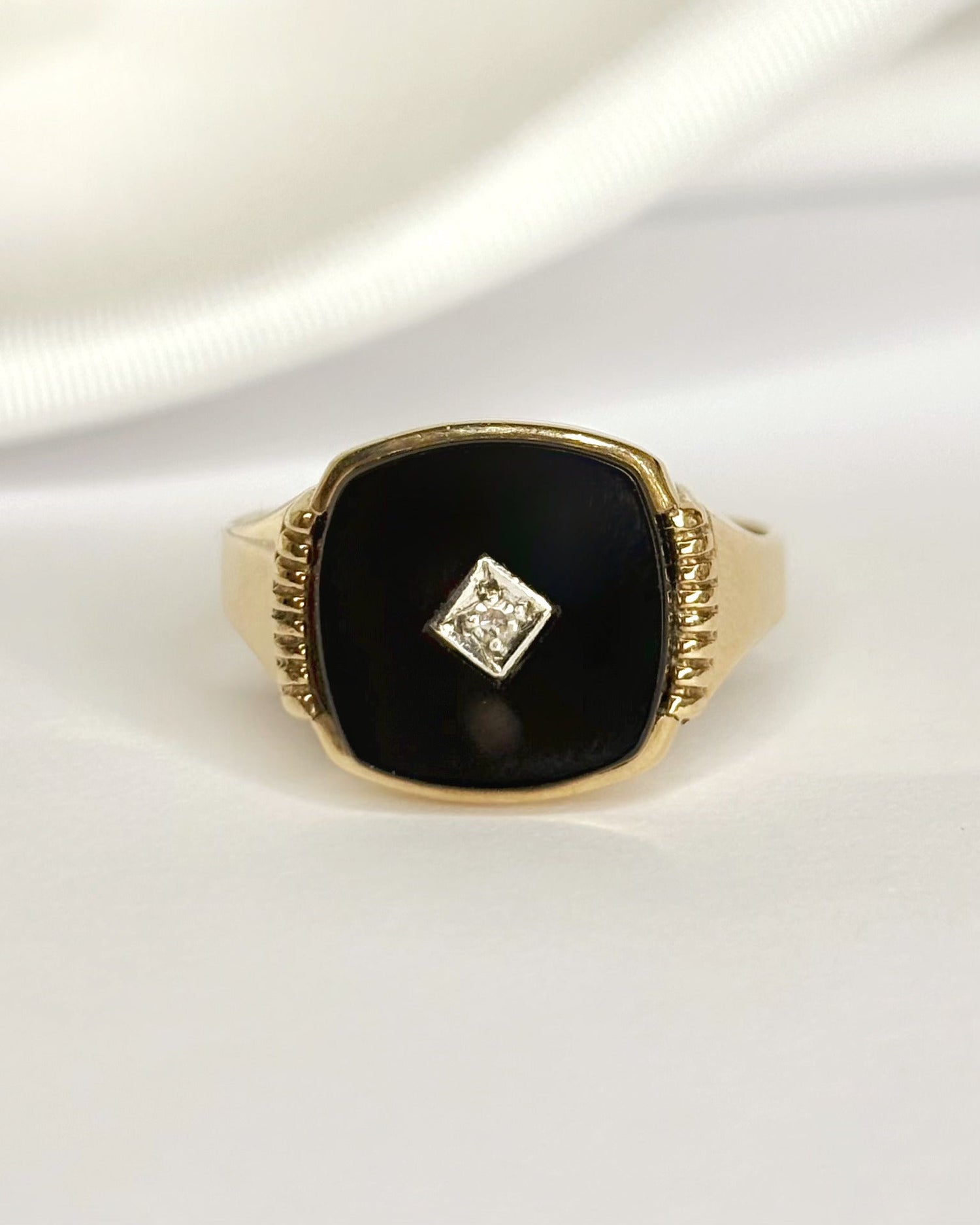 Bague Chevalière Onyx &amp; Diamant "Rita" - Elliade Paris