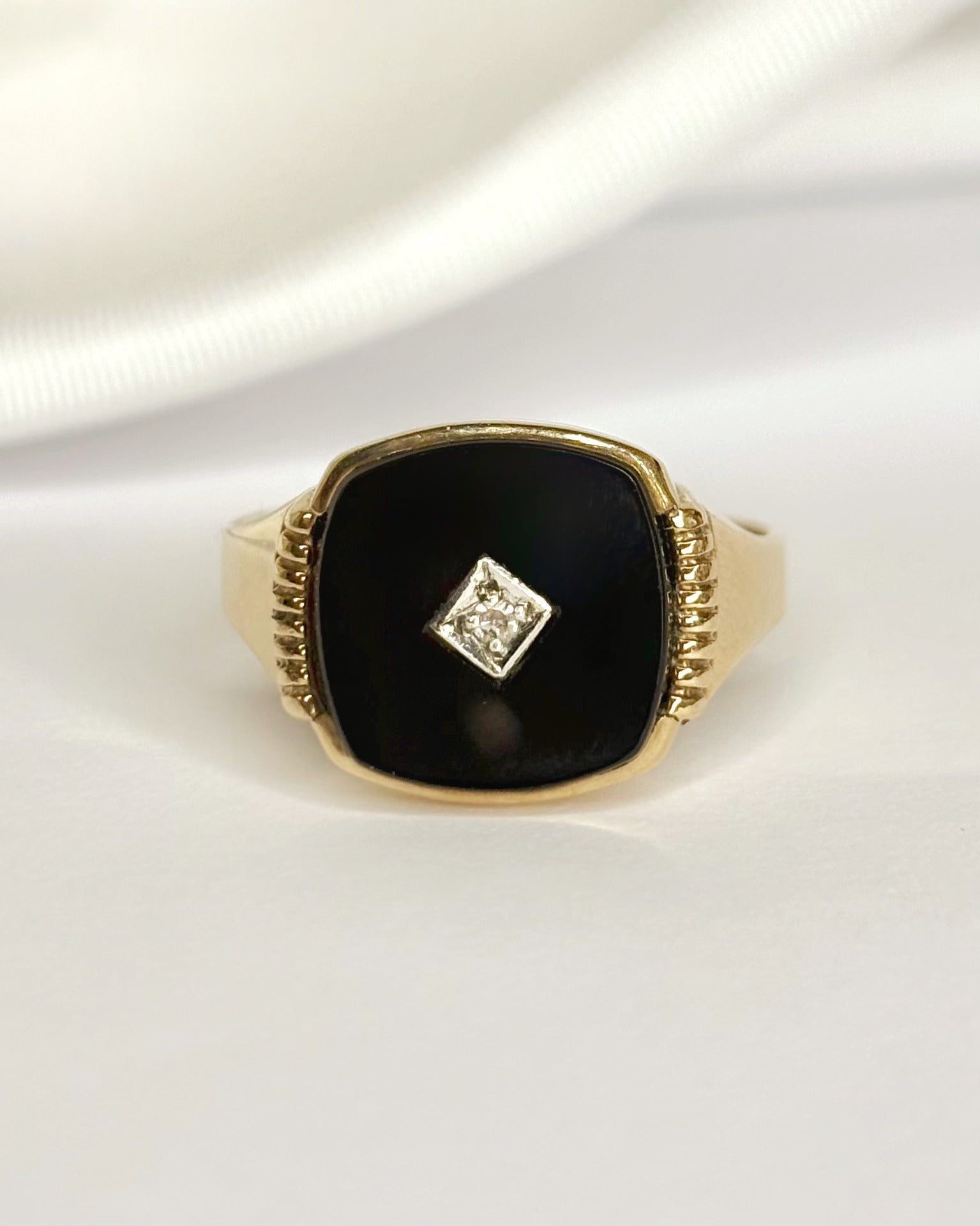 Bague Chevalière Onyx &amp; Diamant "Rita" - Elliade Paris