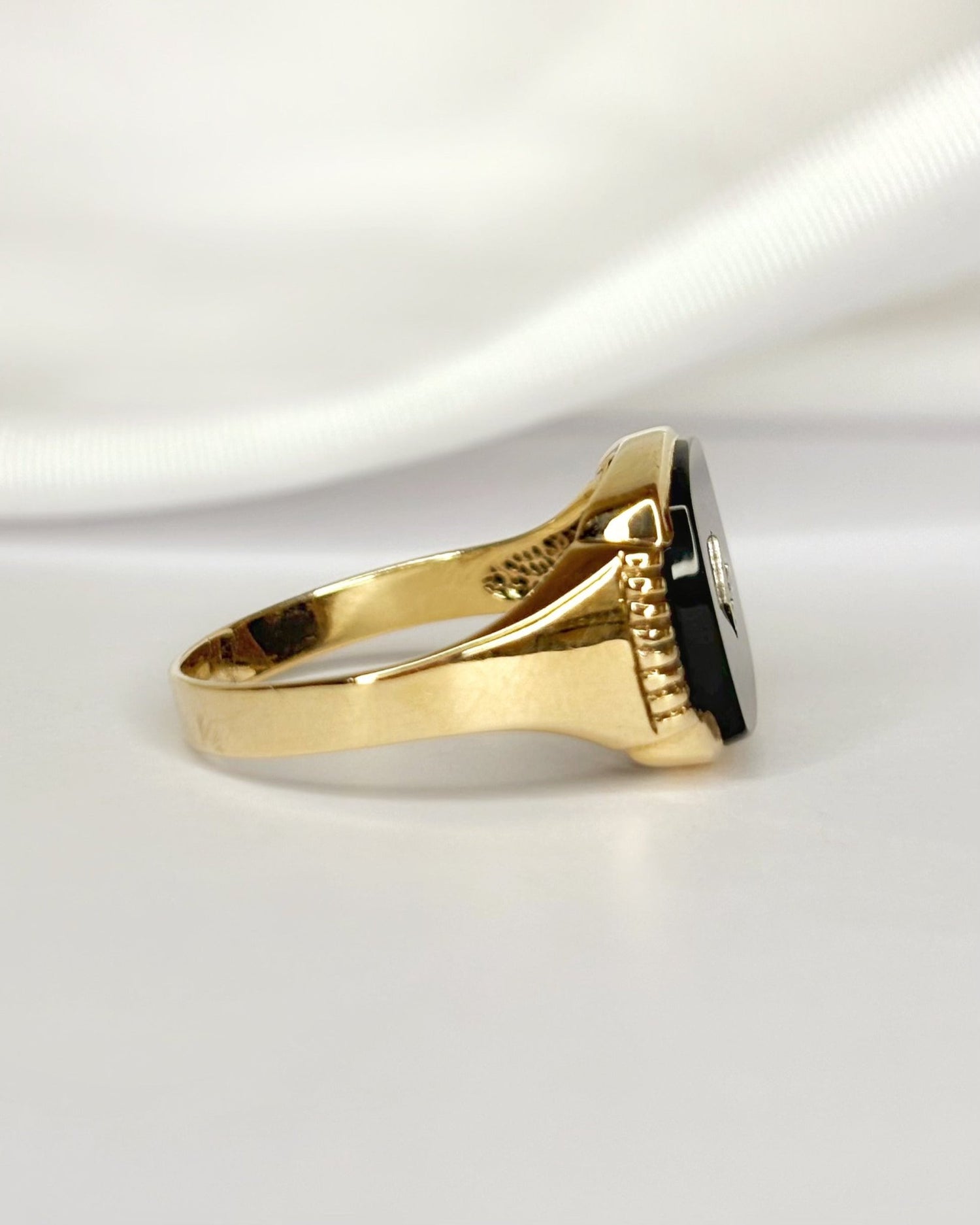 Bague Chevalière Onyx &amp; Diamant "Rita" - Elliade Paris