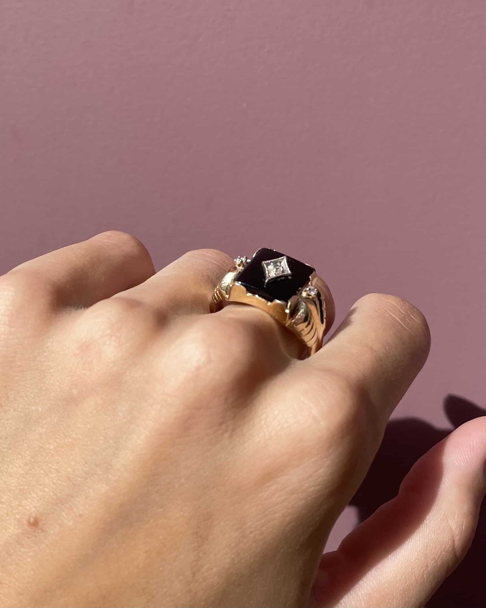 Bague Chevalière Vintage Onyx &amp; Diamants "Calix" - Elliade Paris