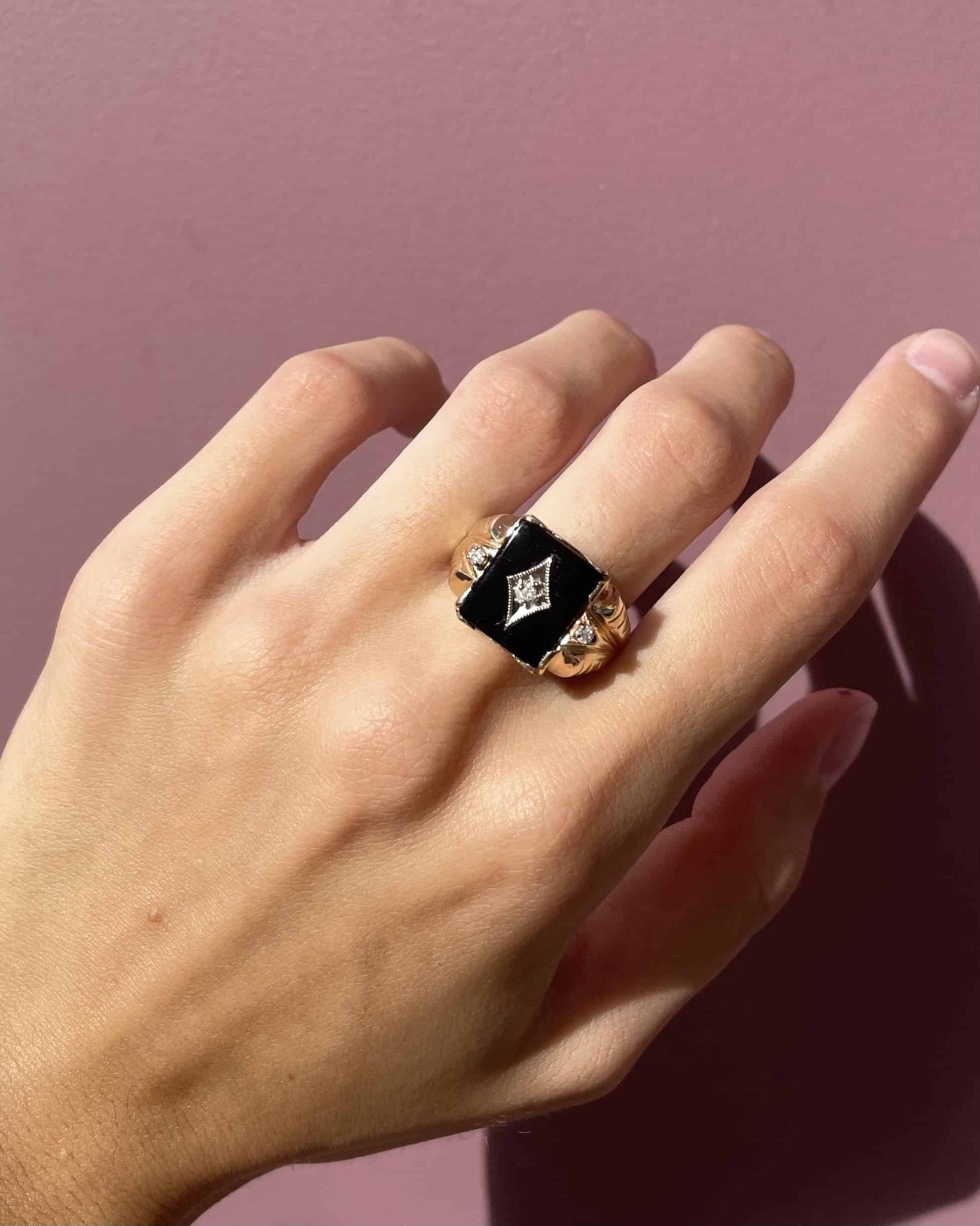 Bague Chevalière Vintage Onyx &amp; Diamants "Calix" - Elliade Paris