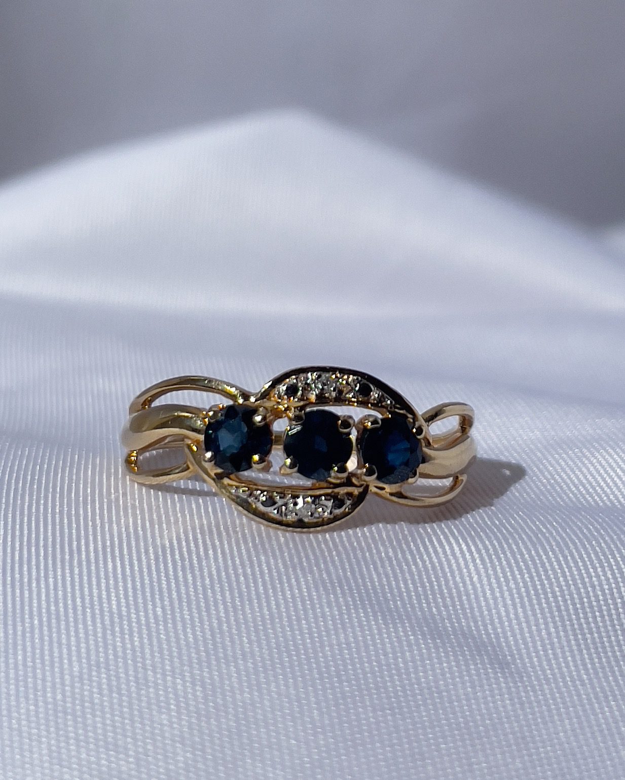 Bague vintage Trilogie Saphirs &amp; Diamants "Naya"