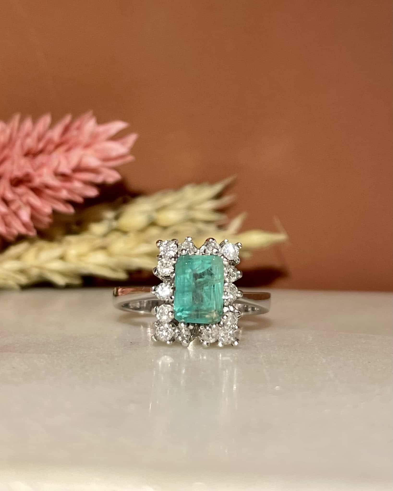 Bague Cocktail Émeraude 1.45 carat &amp; 14 Diamants &quot;Joy&quot; - Elliade Paris