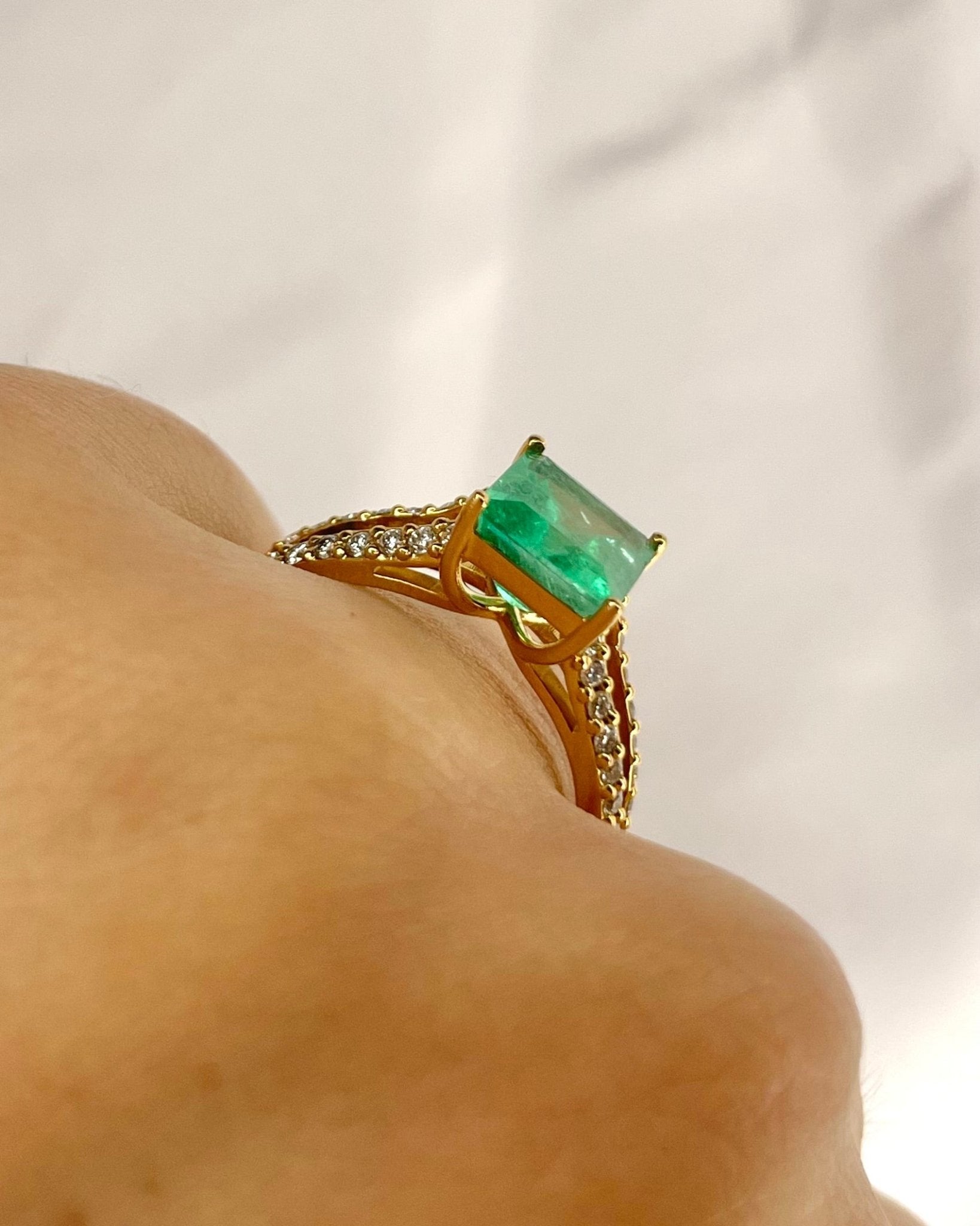 Bague Cocktail Émeraude 2.37 carats &amp; Diamants 0.32 carat "Samia" - Elliade Paris