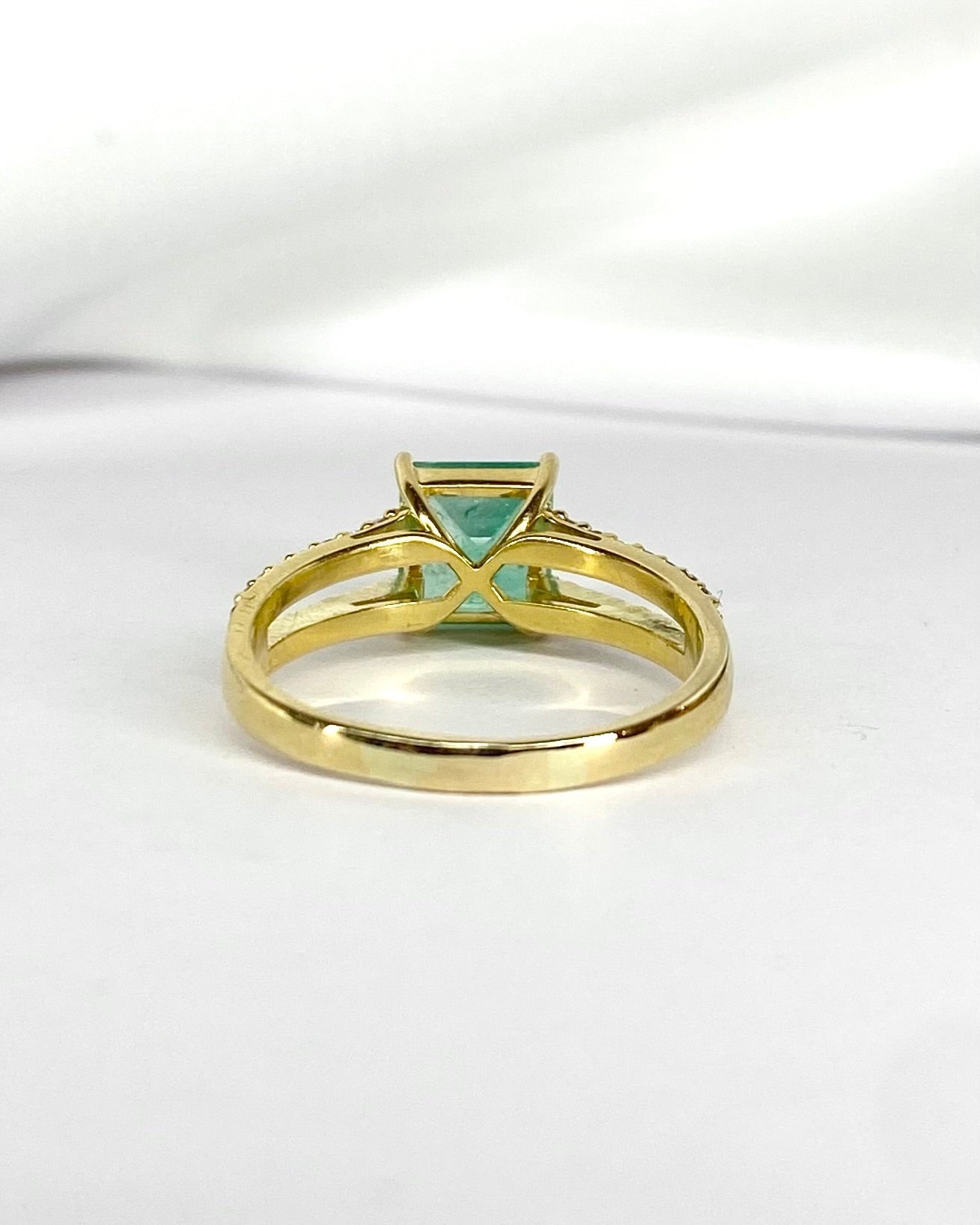 Bague Cocktail Émeraude 2.37 carats &amp; Diamants 0.32 carat "Samia" - Elliade Paris