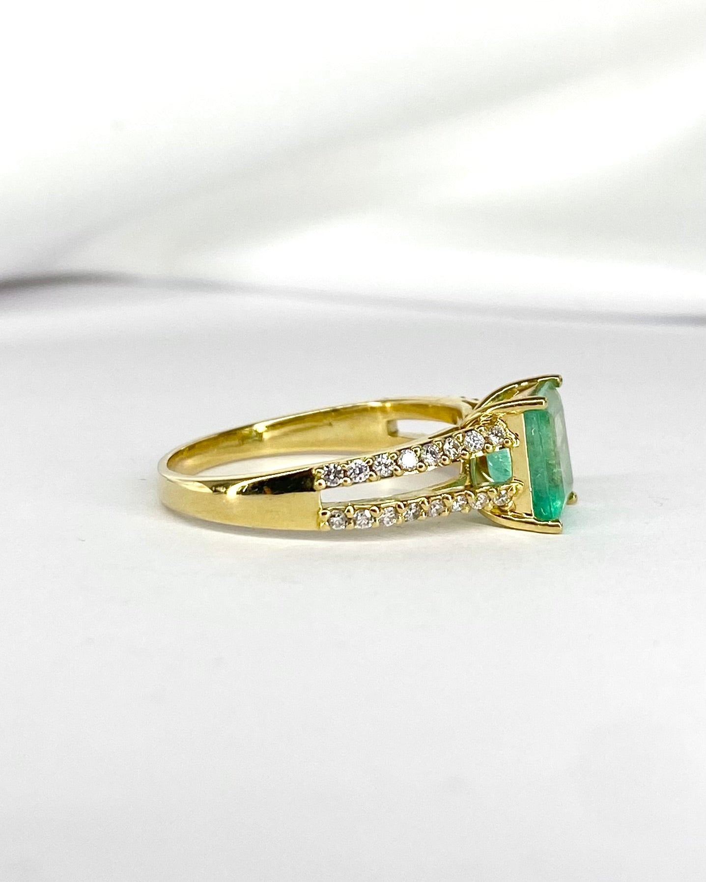 Bague Cocktail Émeraude 2.37 carats &amp; Diamants 0.32 carat "Samia" - Elliade Paris
