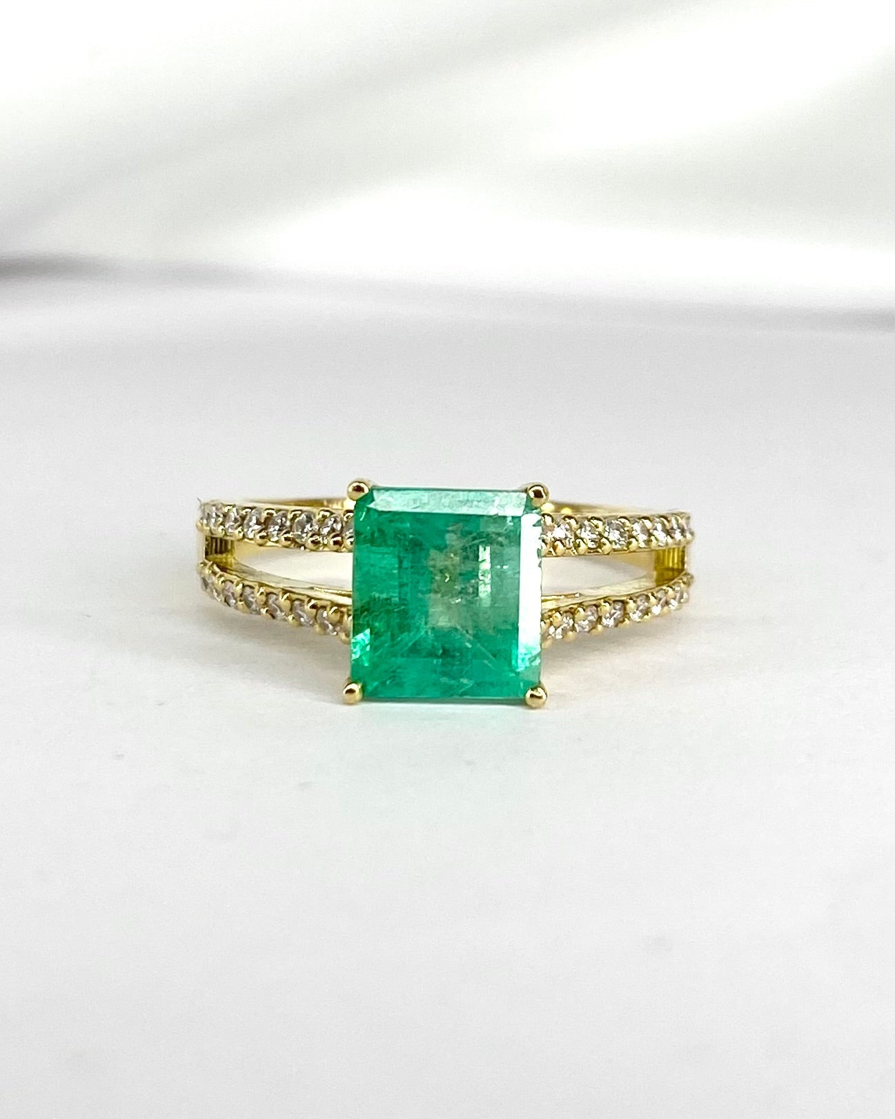 Bague Cocktail Émeraude 2.37 carats &amp; Diamants 0.32 carat "Samia" - Elliade Paris