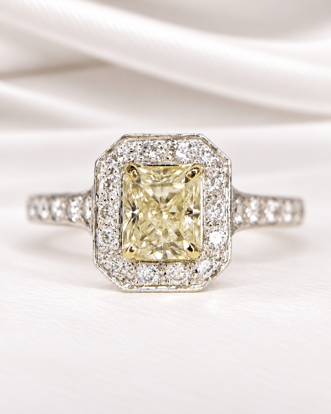 Bague Diamant Jaune Fancy Light &amp; diamants blancs 1.98 carat "Sam" - Elliade Paris