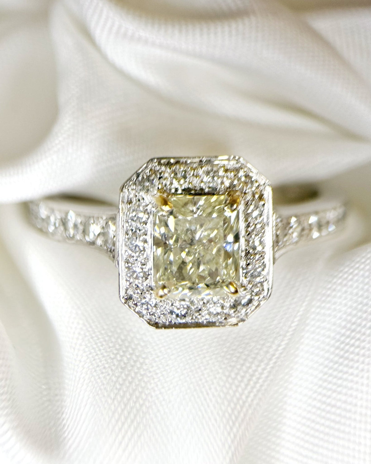 Bague Diamant Jaune Fancy Light &amp; diamants blancs 1.98 carat "Sam" - Elliade Paris