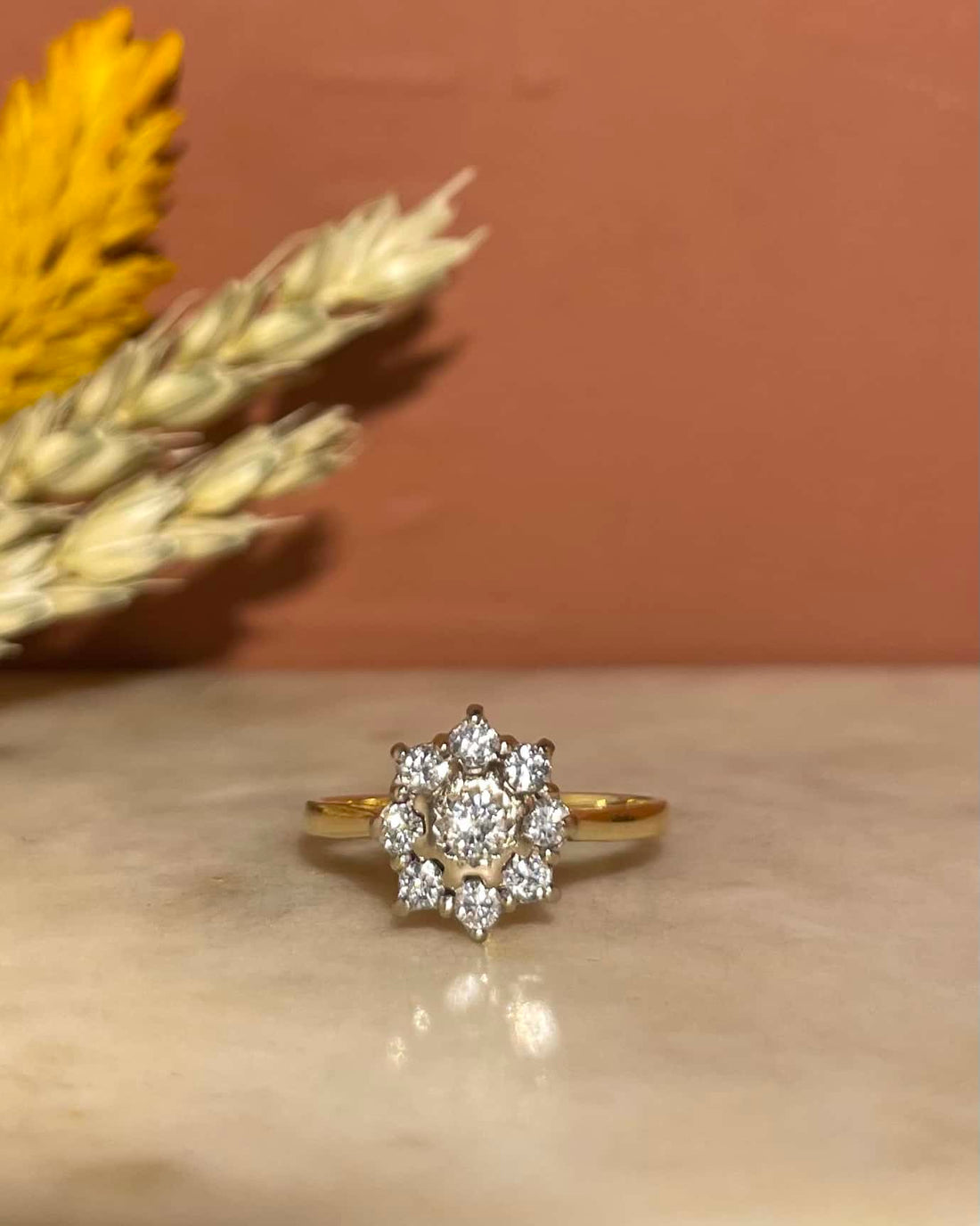 Anillo vintage de margaritas con diamantes de 1,20 quilates &quot;Maggie&quot;