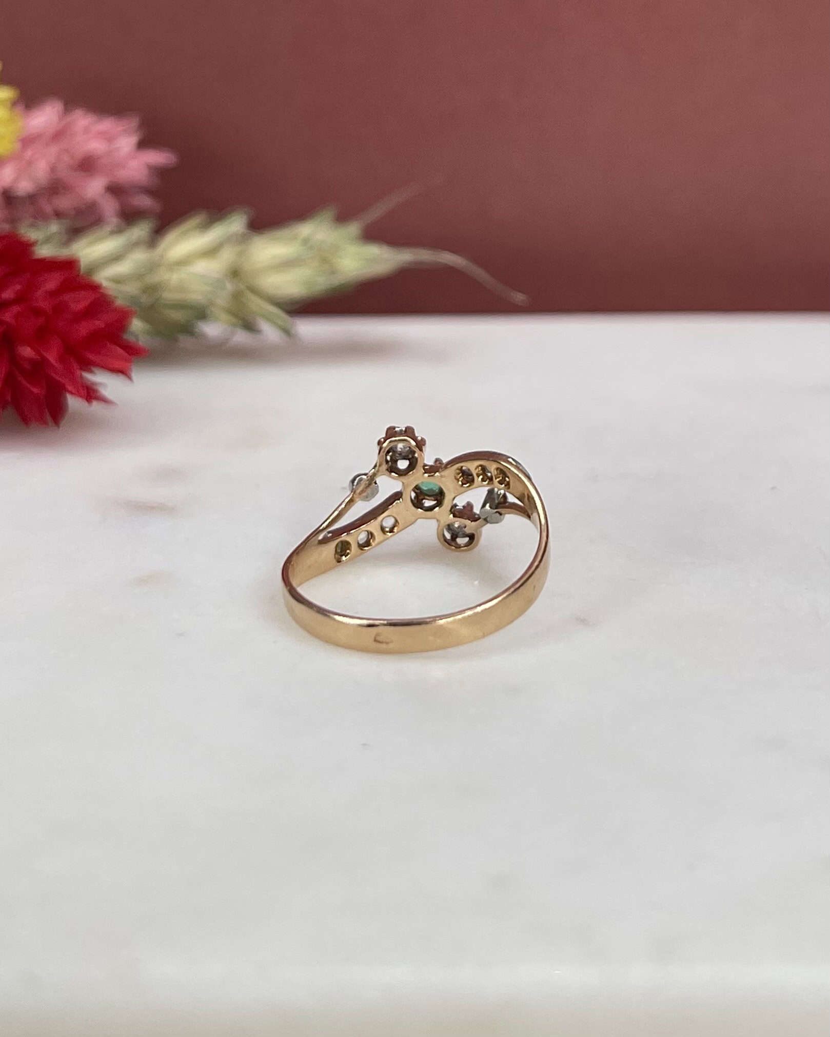 Bague Tourbillon Art-Déco Émeraude et Diamants "Aurore" - Elliade Paris