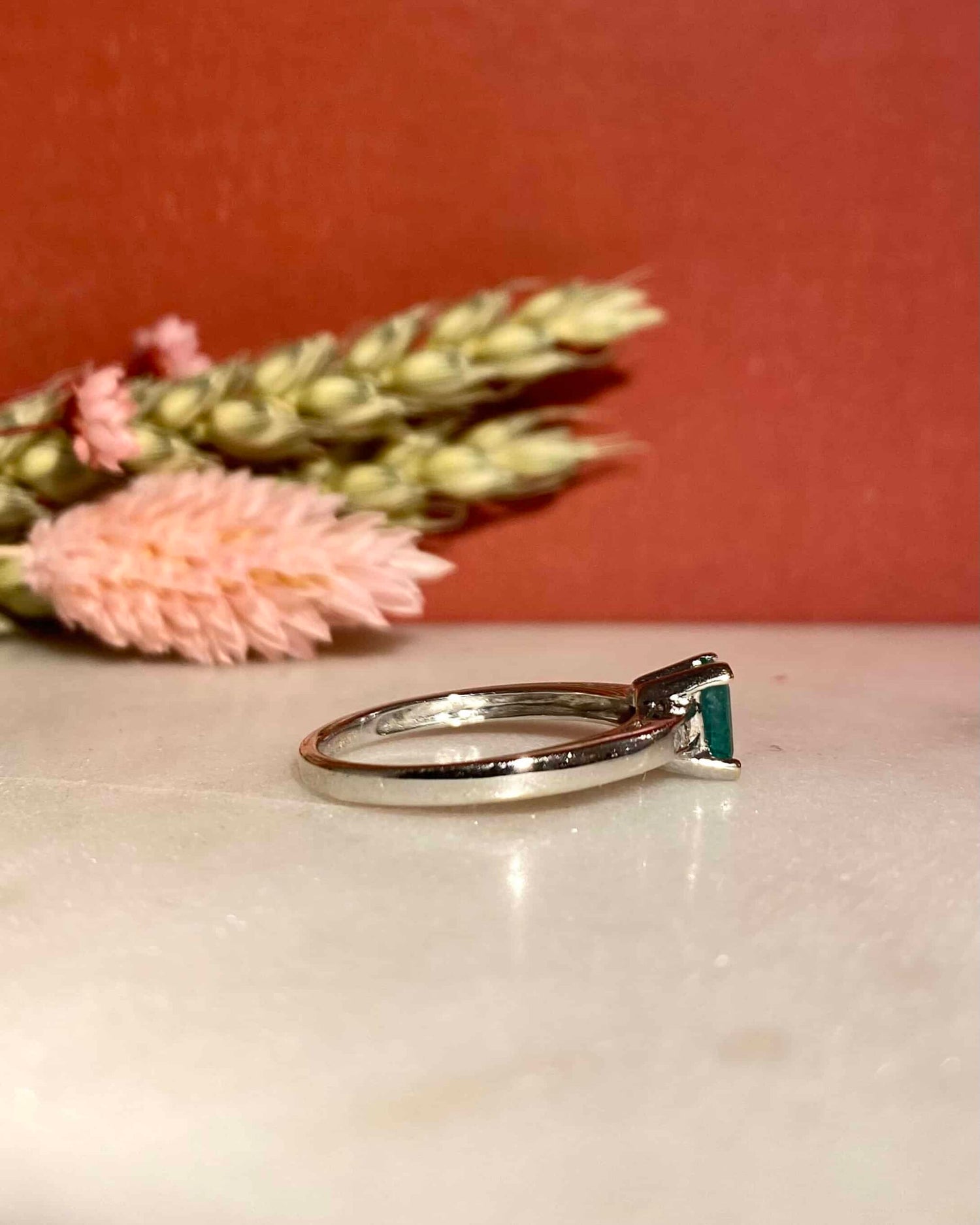 Anillo vintage &quot;Alexia&quot; con esmeralda de 0,50 quilates y diamantes
