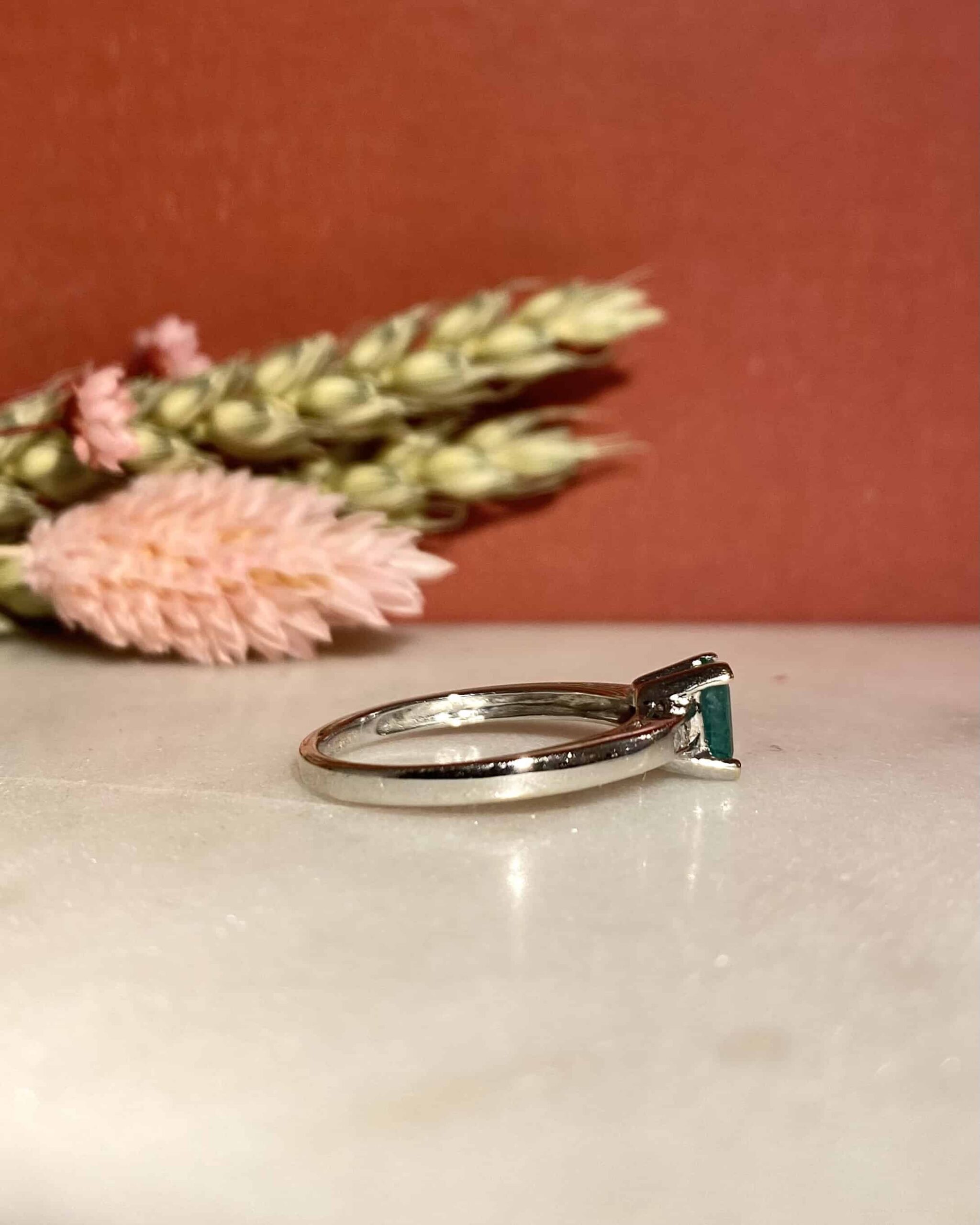 Anillo vintage &quot;Alexia&quot; con esmeralda de 0,50 quilates y diamantes