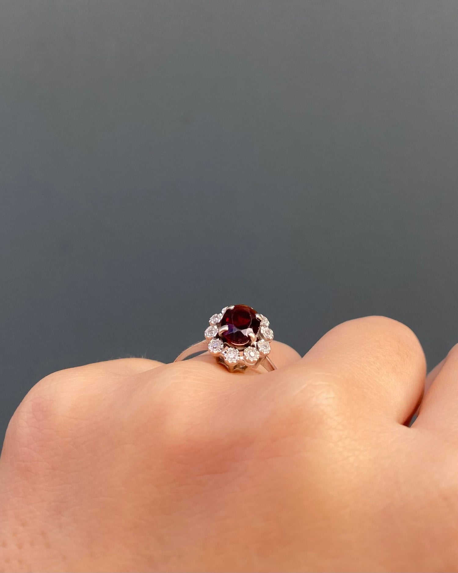Bague Marguerite Grenat 1.50 carat &amp; Diamants &quot;Rosie&quot;