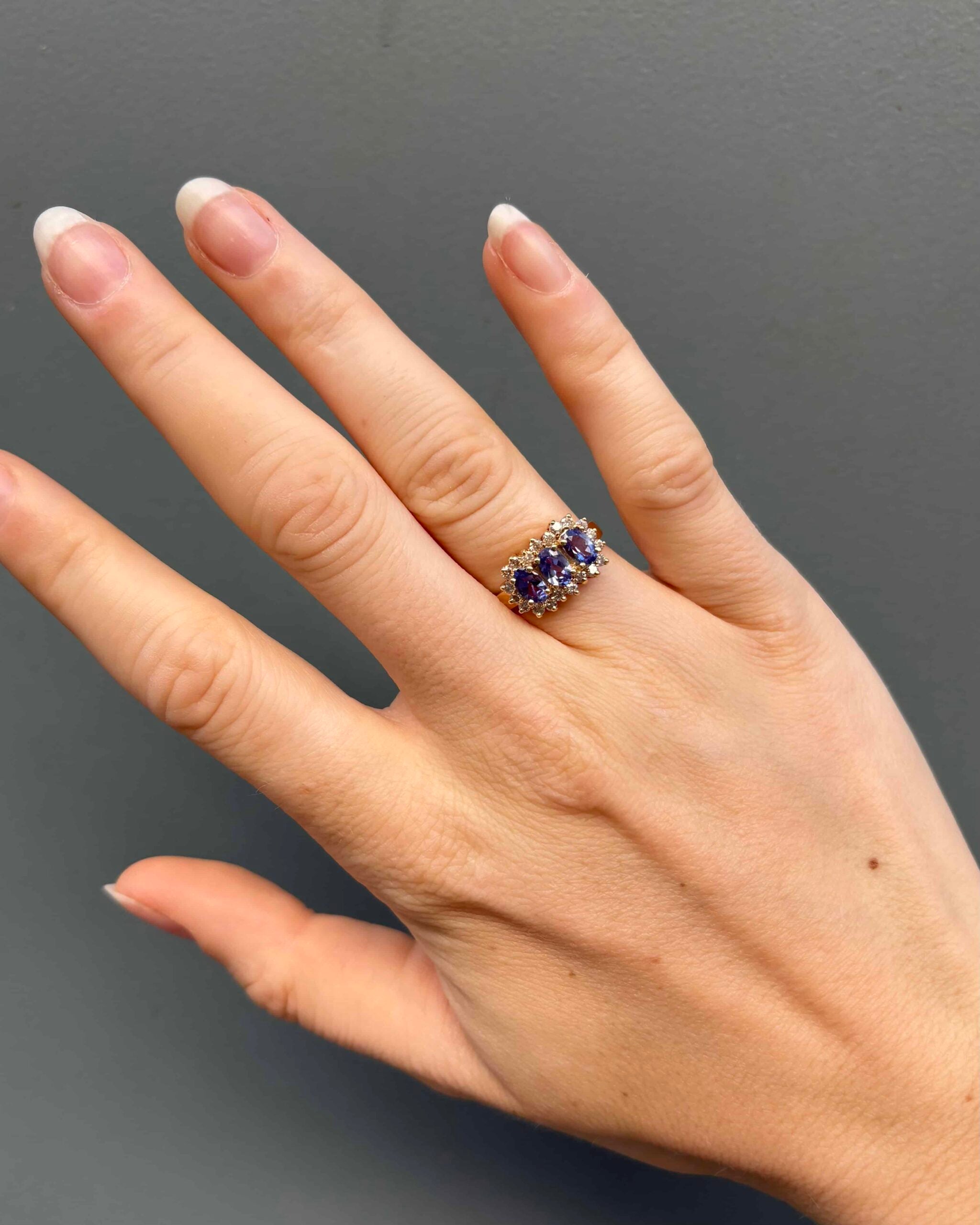 Bague Trilogie Tanzanites 1.20 Carat &amp; 20 Diamants "Jihanne" - Elliade Paris