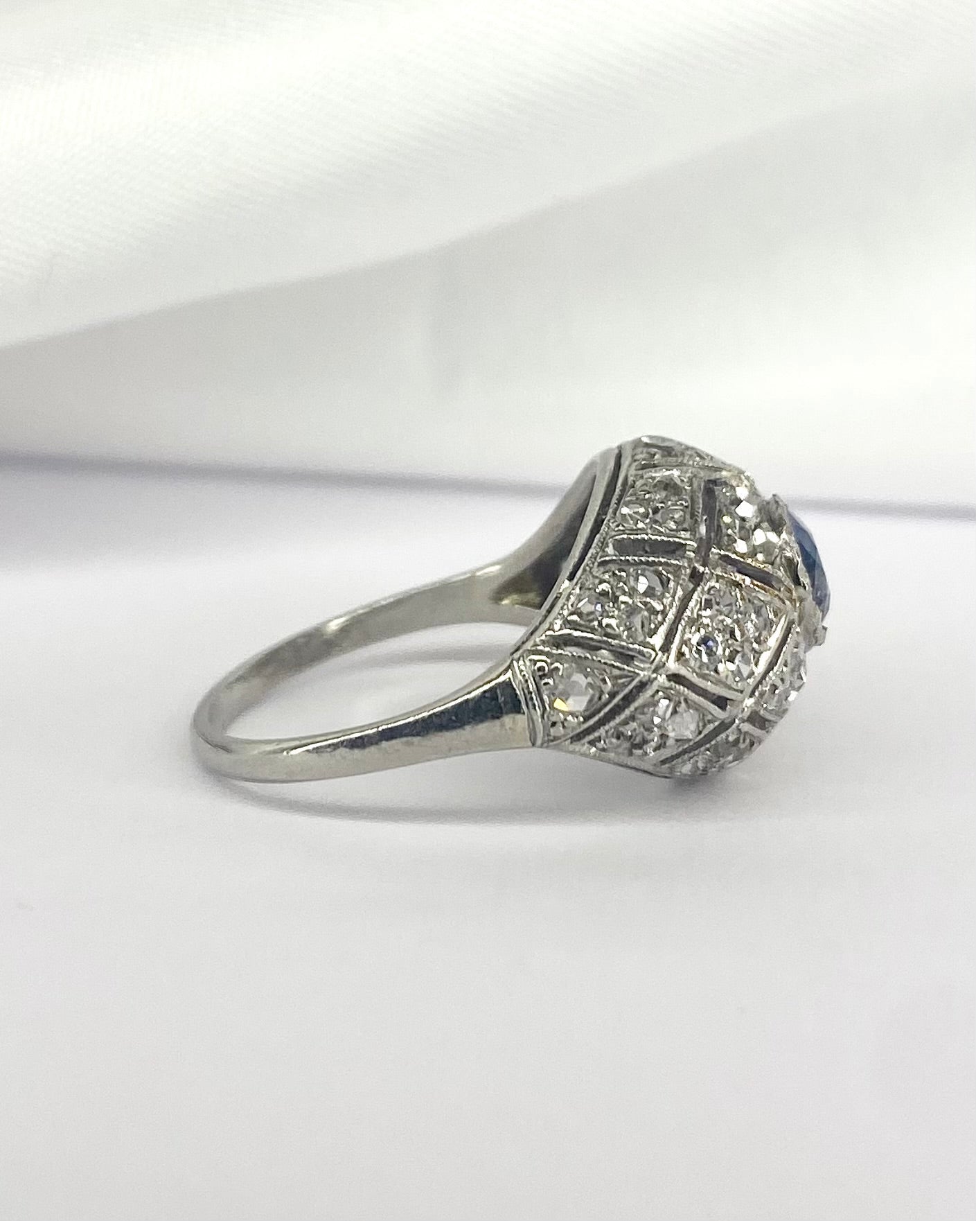 Bague Dôme Art Déco Saphir 0.55 carat &amp; Diamants 0.50 carat "Mazarine" - Elliade Paris