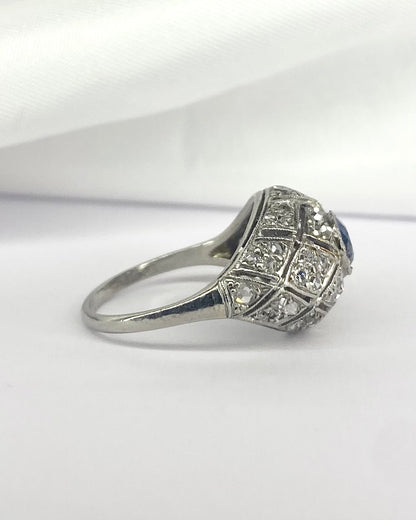 Bague Dôme Art Déco Saphir 0.55 carat &amp; Diamants 0.50 carat "Mazarine" - Elliade Paris