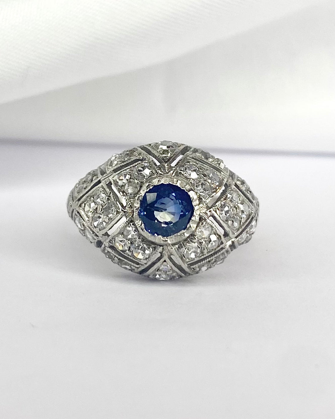 Bague Dôme Art Déco Saphir 0.55 carat &amp; Diamants 0.50 carat "Mazarine" - Elliade Paris