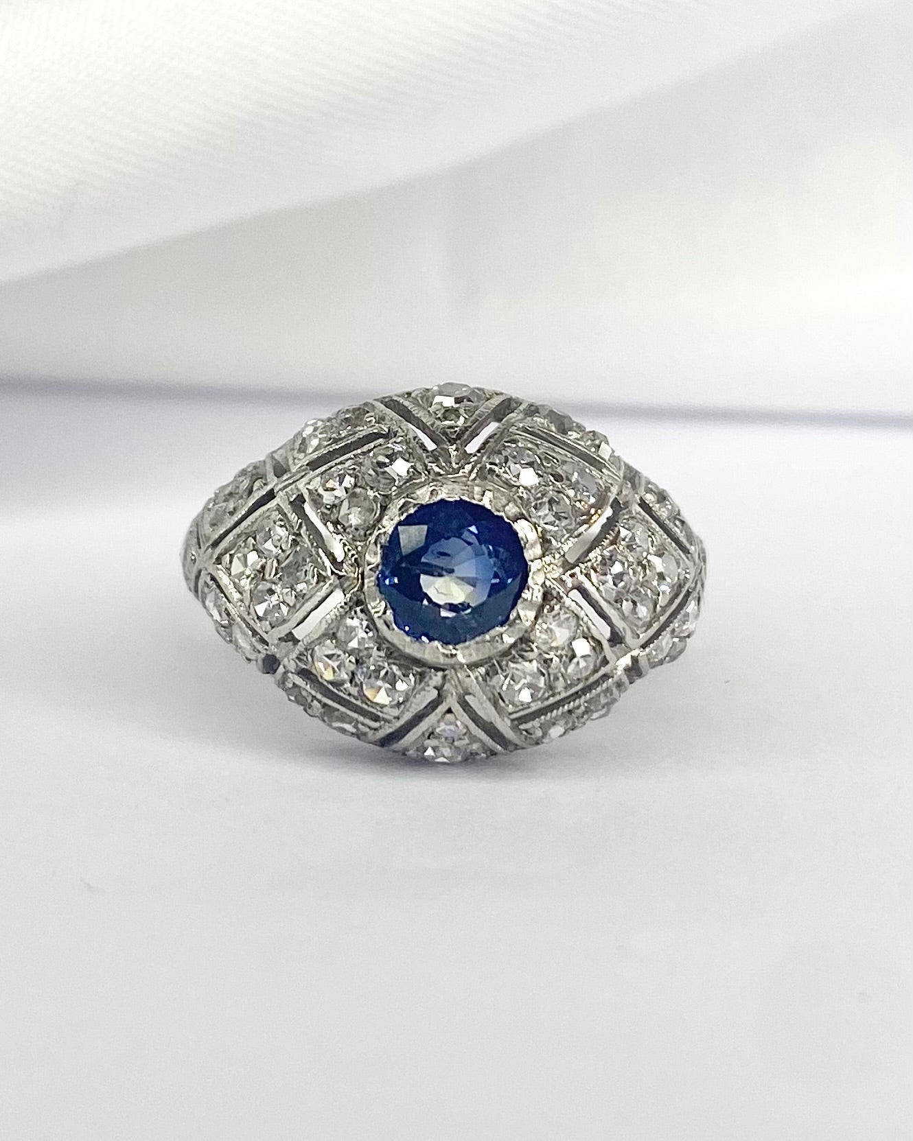 Bague Dôme Art Déco Saphir 0.55 carat &amp; Diamants 0.50 carat "Mazarine" - Elliade Paris