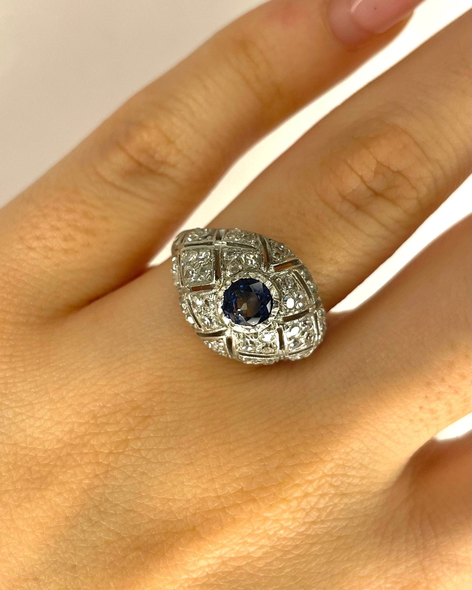 Bague Dôme Art Déco Saphir 0.55 carat &amp; Diamants 0.50 carat "Mazarine" - Elliade Paris