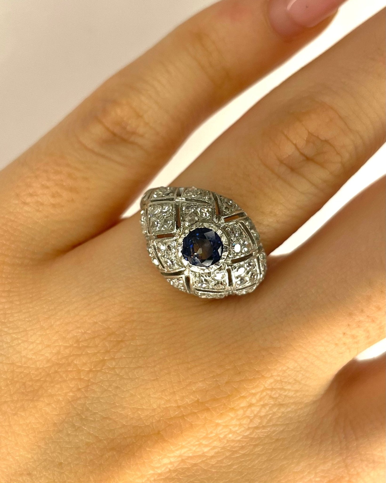 Bague Dôme Art Déco Saphir 0.55 carat &amp; Diamants 0.50 carat "Mazarine" - Elliade Paris