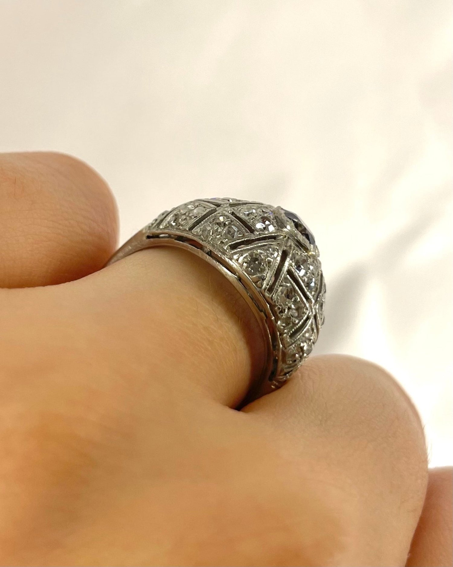 Bague Dôme Art Déco Saphir 0.55 carat &amp; Diamants 0.50 carat "Mazarine" - Elliade Paris