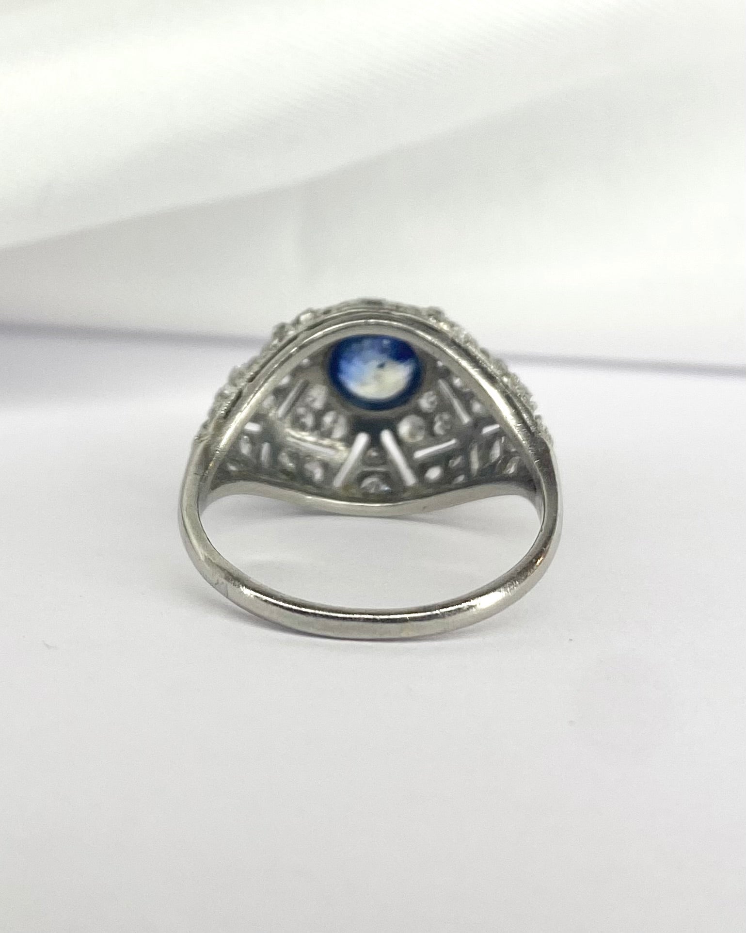 Bague Dôme Art Déco Saphir 0.55 carat &amp; Diamants 0.50 carat "Mazarine" - Elliade Paris