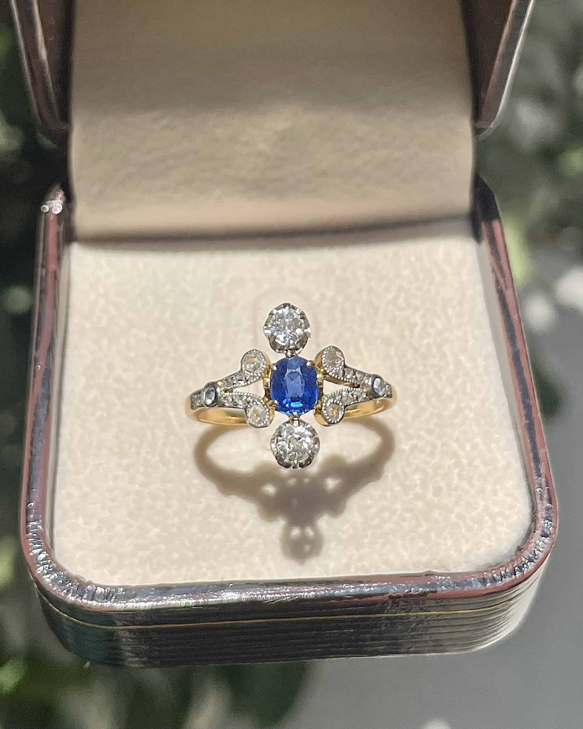Bague Duchesse Saphir &amp; 18 Diamants "Noora"