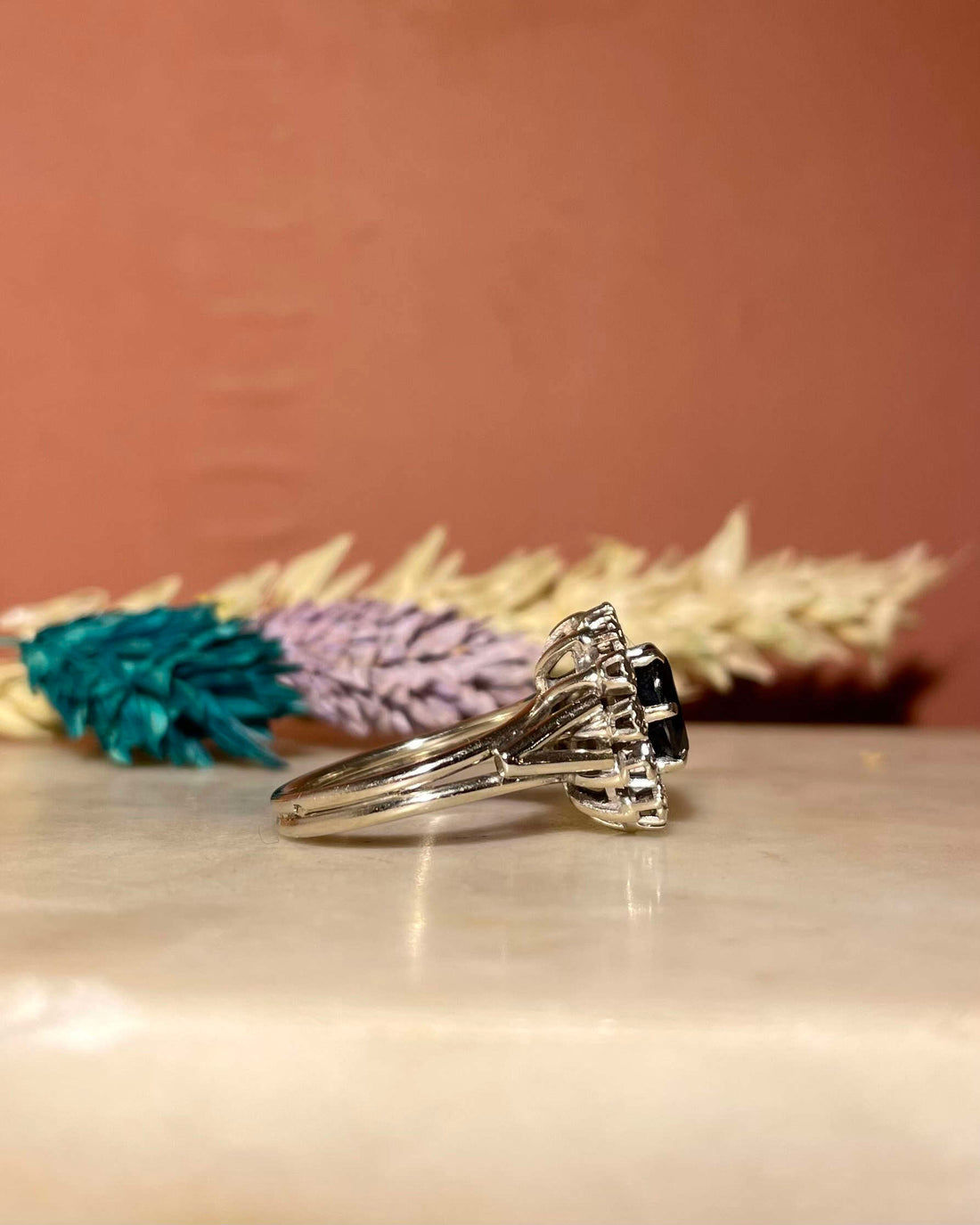 Anillo "Vitanie" con margaritas de zafiro y diamantes de 1,40 quilates