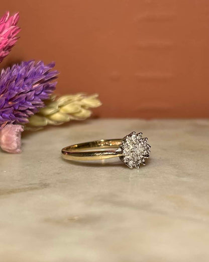 Anillo &quot;Louella&quot; con 19 diamantes y margaritas