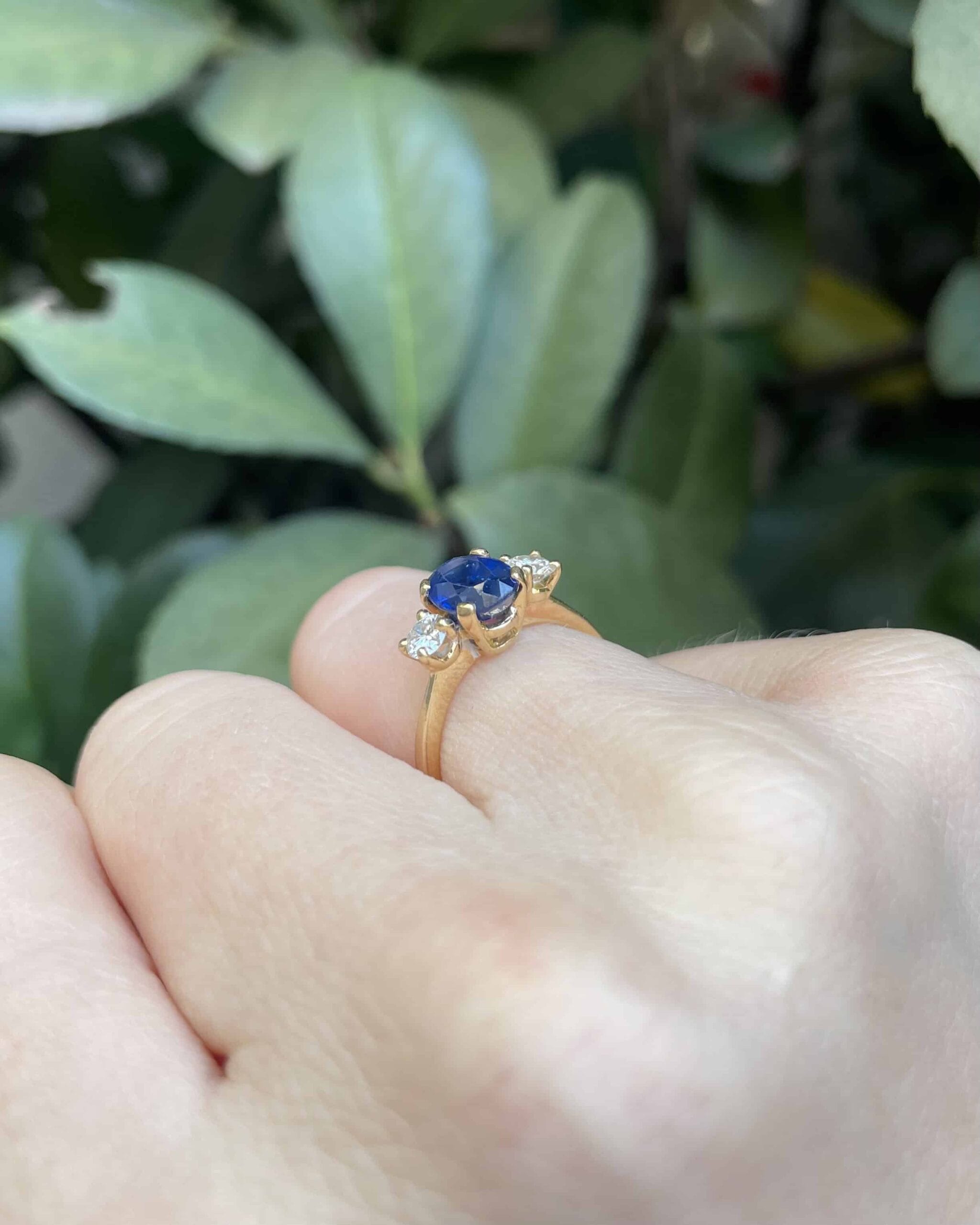 Anillo trilogía "Nella" de zafiro y diamantes de 1,70 quilates