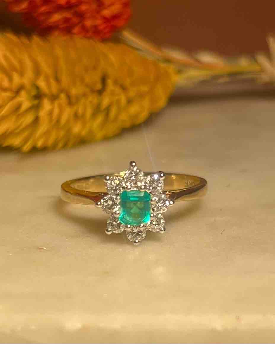 "Érine" Emerald and Diamond Daisy Ring