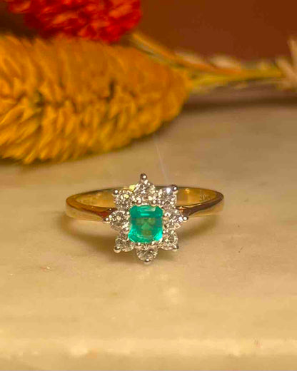 Anillo de margaritas con esmeralda y diamantes &quot;Érine&quot;
