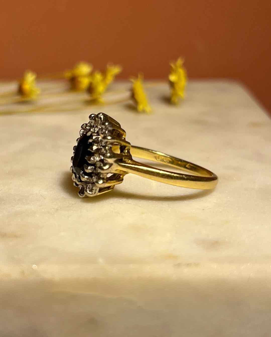 Anillo de margaritas de zafiro y diamantes "Ellie"