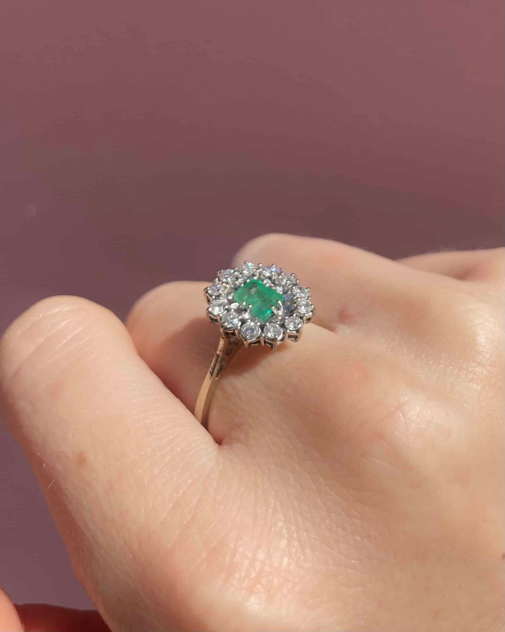 Anillo "Carolie" con margarita esmeralda de 0,70 quilates y 12 diamantes
