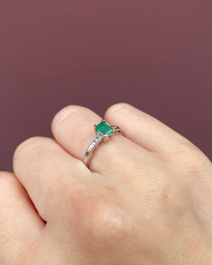 Anillo vintage &quot;Alexia&quot; con esmeralda de 0,50 quilates y diamantes