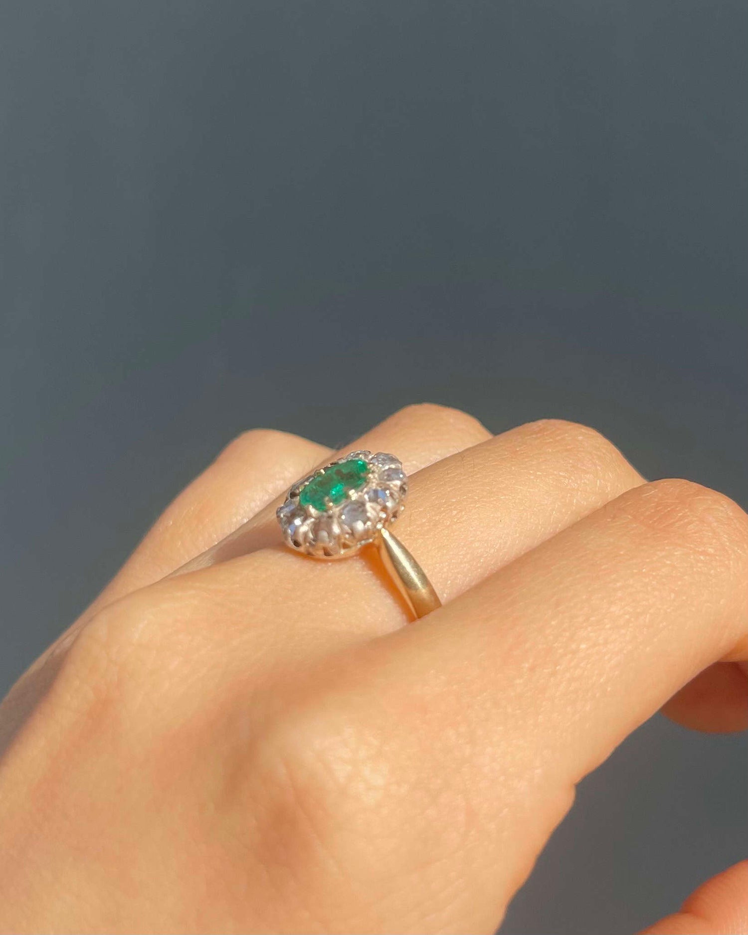 Anillo &quot;Laurianne&quot; del siglo XIX con esmeralda margarita y 10 diamantes
