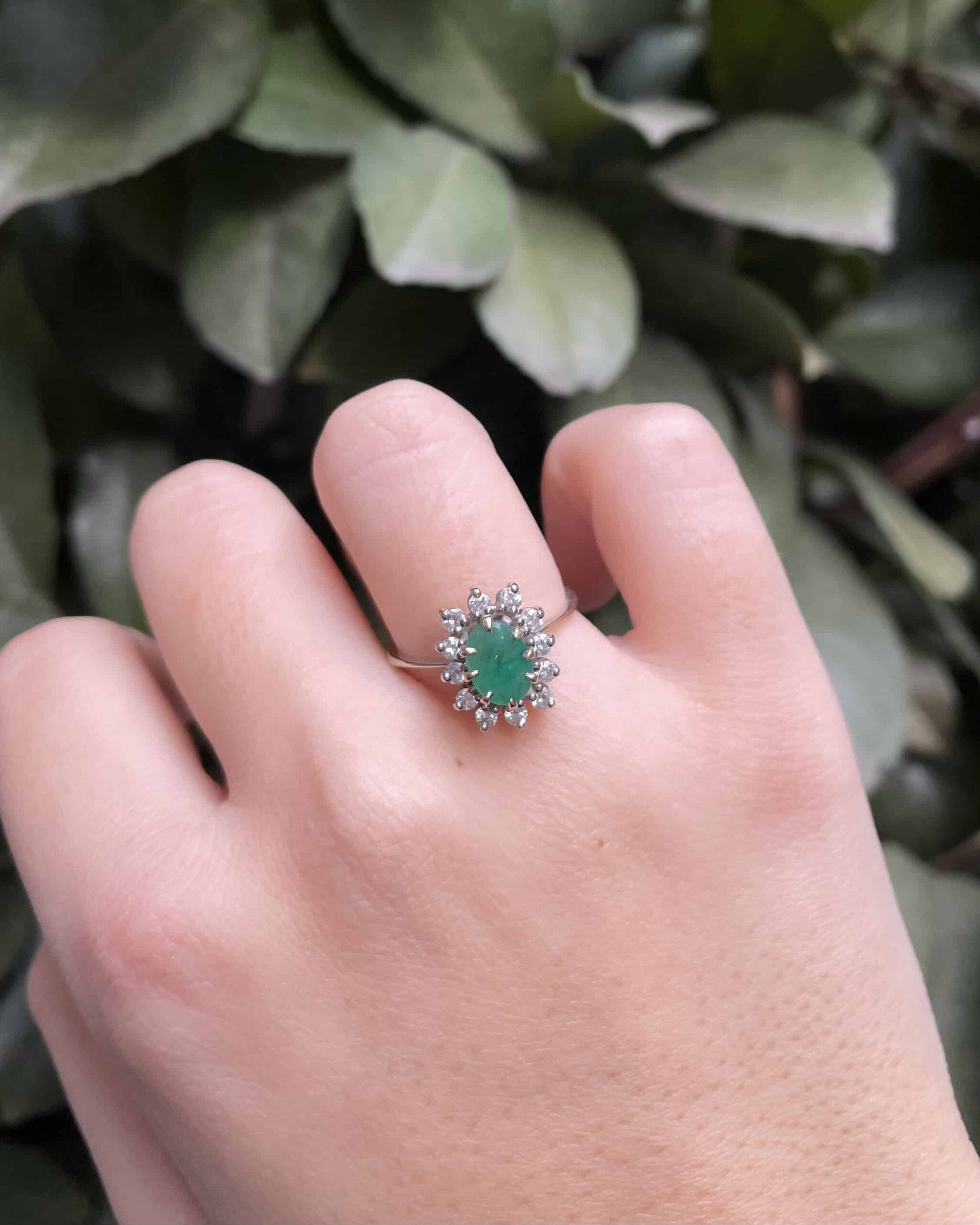 Bague Marguerite Émeraude 0.70 carat &amp; Diamants "Niya" - Elliade Paris