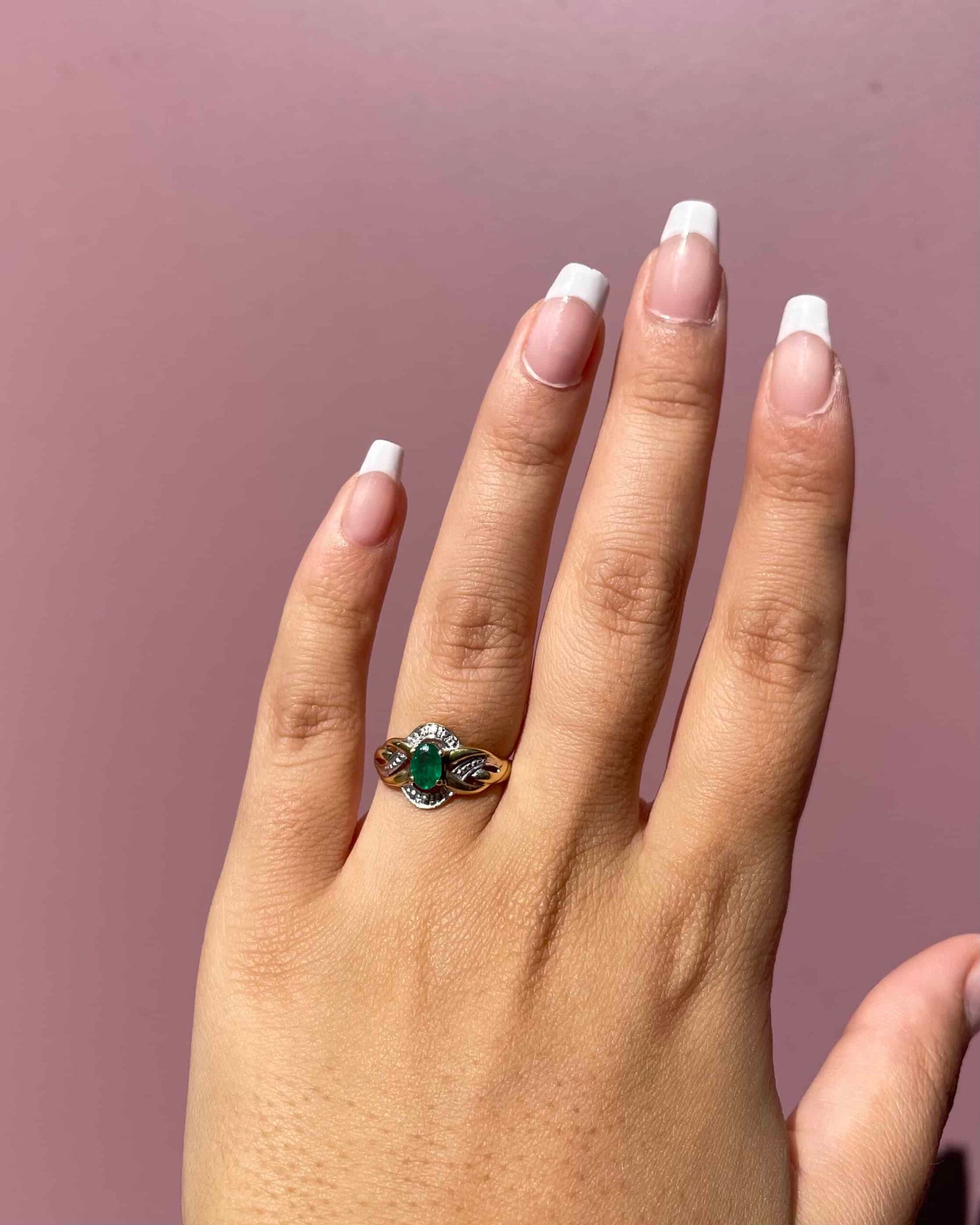 Anillo de esmeralda en espiral de 0,30 quilates «Lorna»