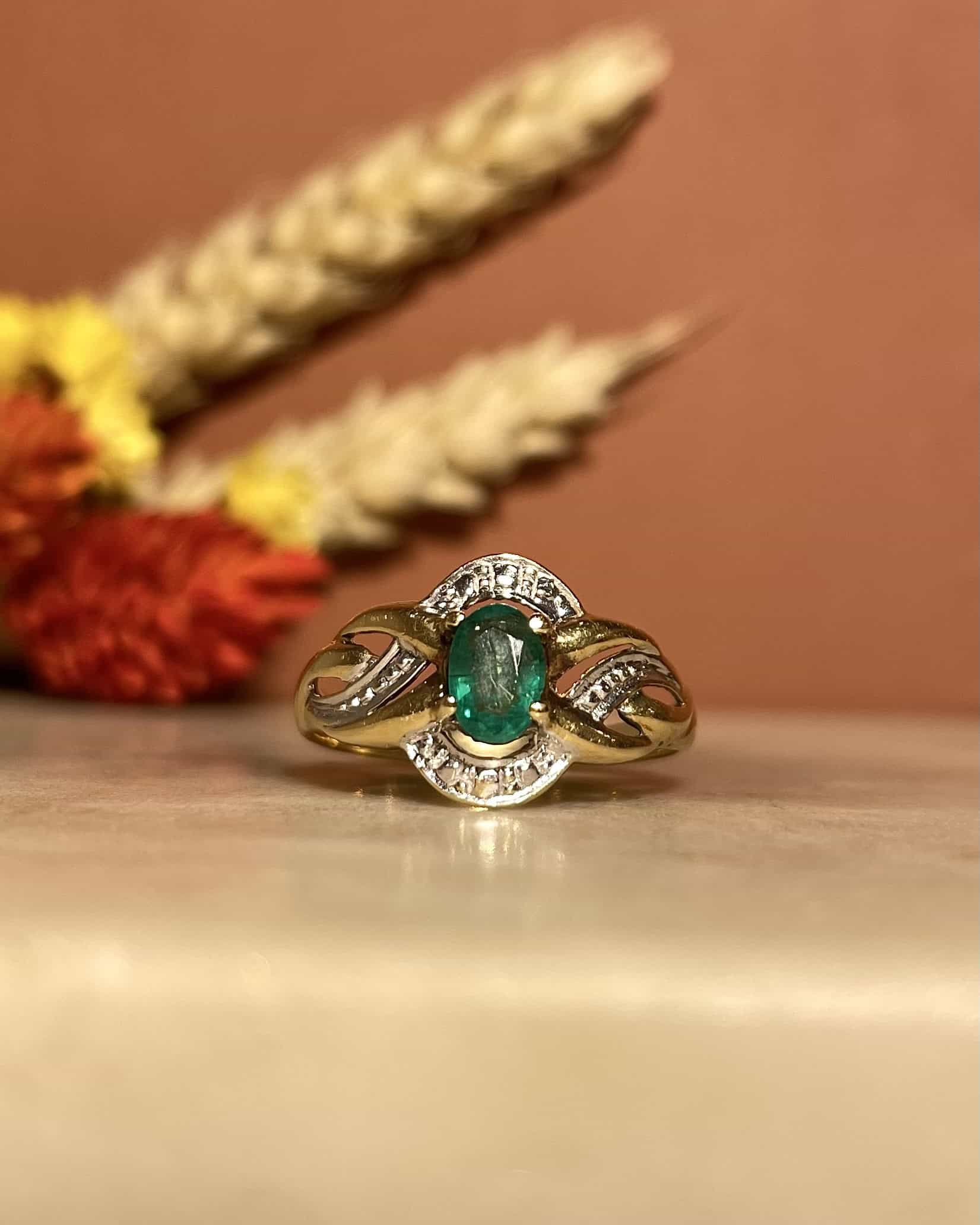 Anillo de esmeralda en espiral de 0,30 quilates «Lorna»